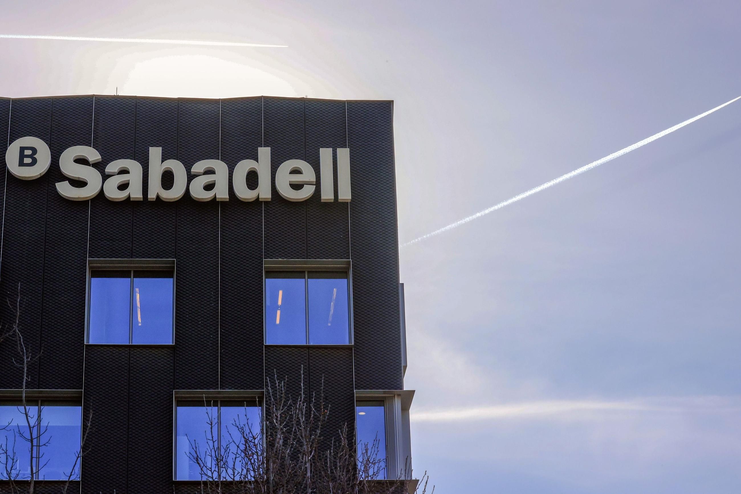 Sabadell promete 6.300 millones en dividendos hasta 2027 tras un semestre récord y antes de que se decida la opa de BBVA