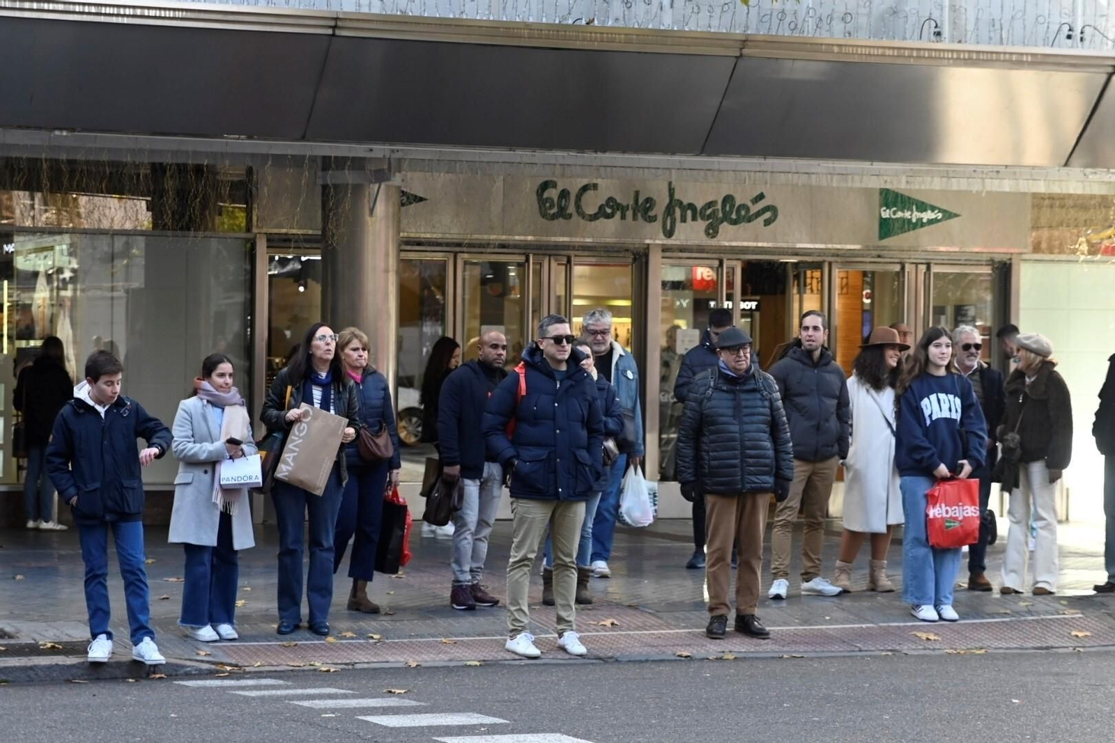 Las cordobeses se echan a la calle el primer día de las rebajas de invierno, en imágenes