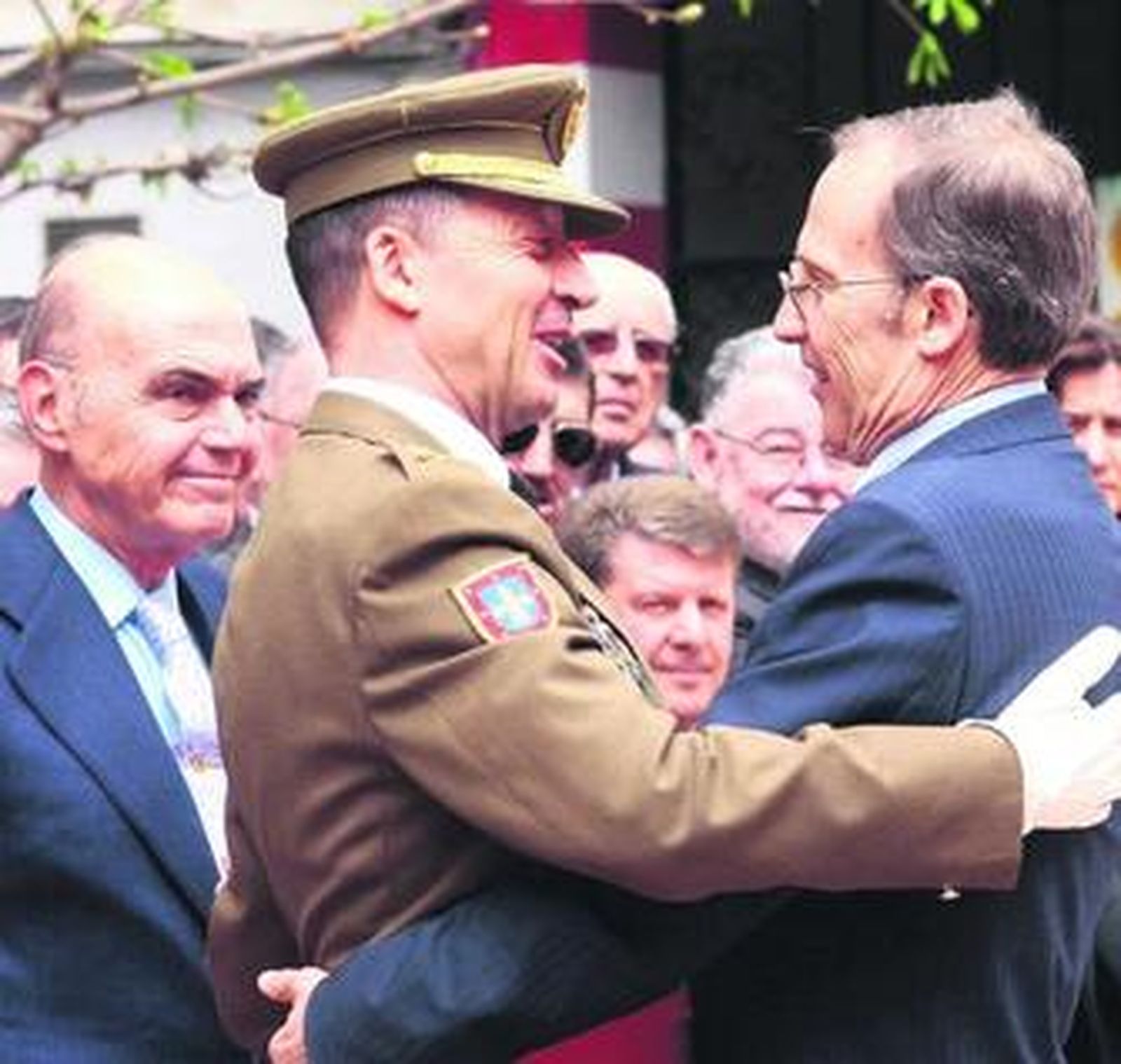 1. Un momento del desfile que puso fin al acto de conmemoración del decimotercer aniversario del Madoc en Granada. 2. El general Puentes Zamora abraza al periodista Melchor Sáiz-Pardo, que recibió una placa honorífica por su colaboración con el estamento militar. 3. Dos religiosas de un convento cercano no quisieron perderse el acto.