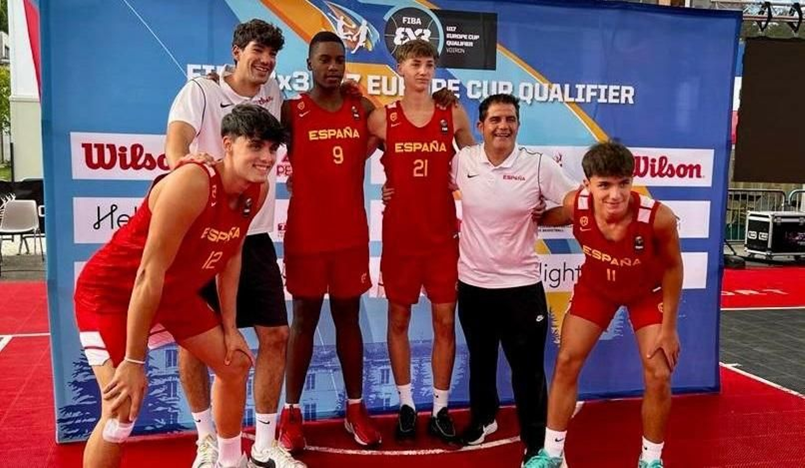 El seleccionador celebra el pase junto a sus jugadores