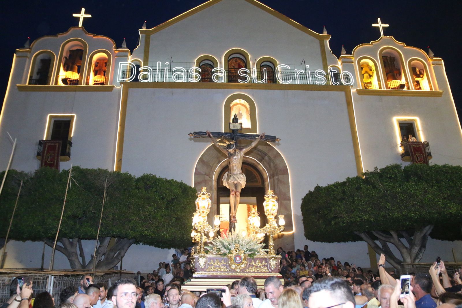 Salida de la imagen del Santísimo Cristo de la Luz.