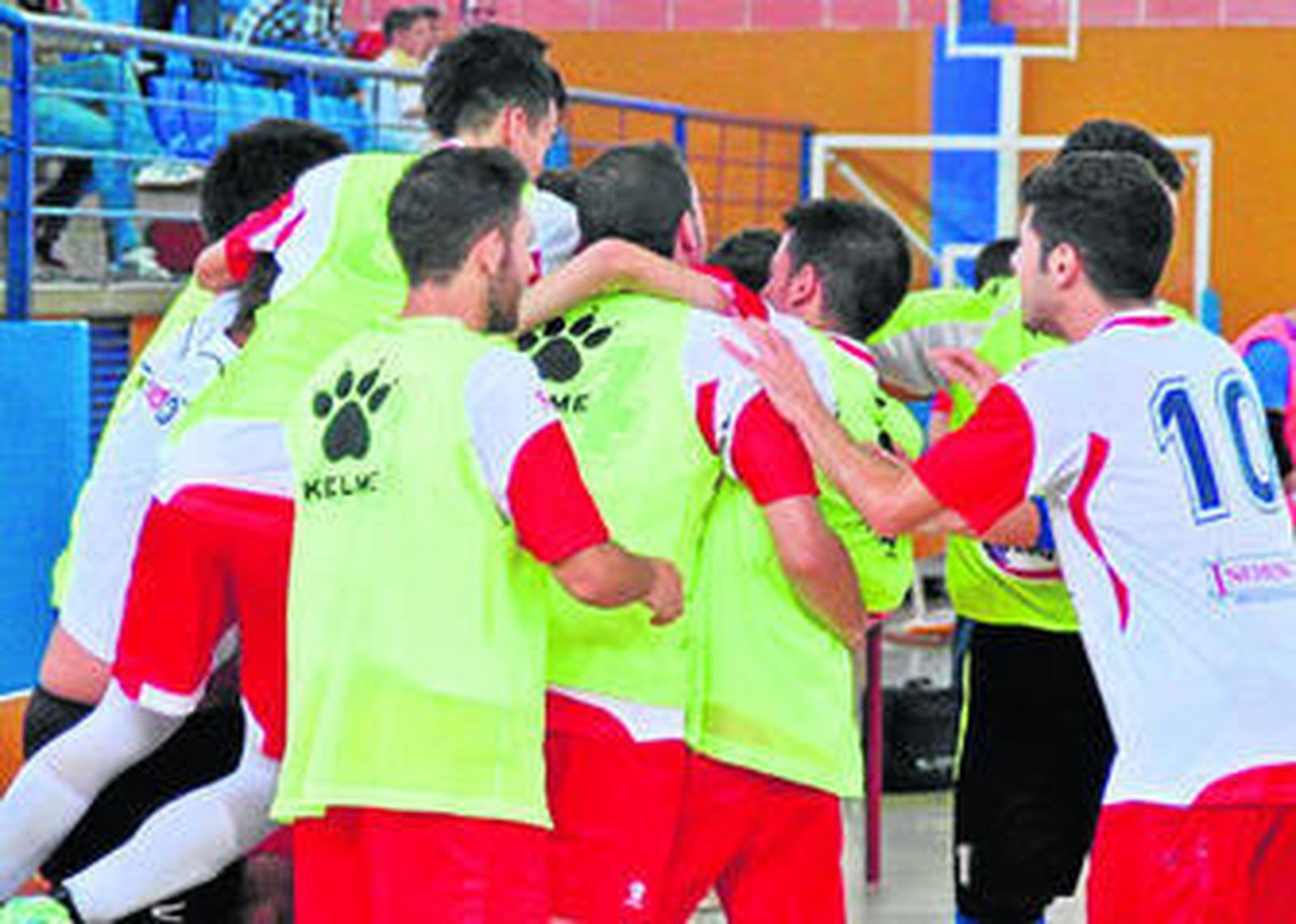 Los jugadores del conjunto condal festejan uno de los goles conseguidos ante el Alchoyano.