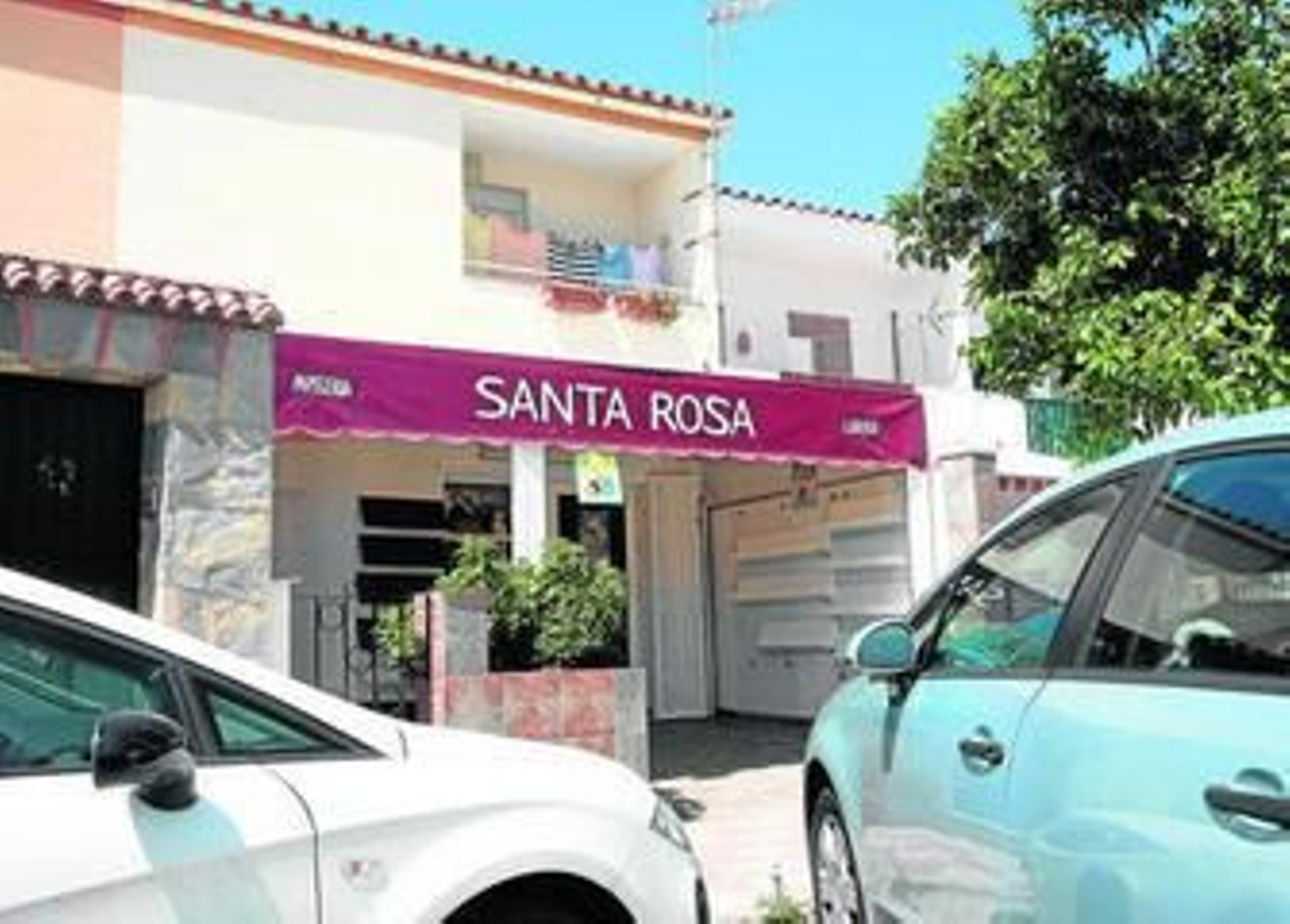La papelería-librería Santa Rosa, en la planta baja de la vivienda de Manuel Serrano en la calle los Jazmines de Los Barrios.