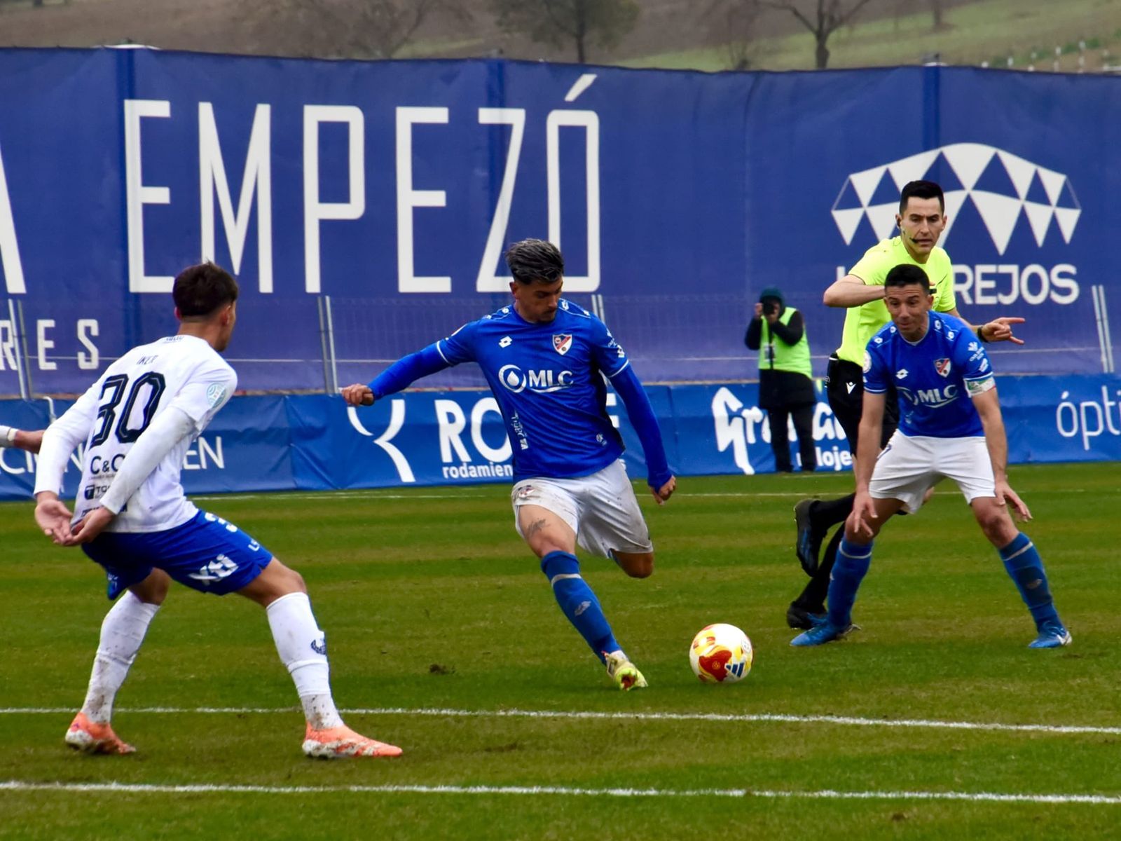 Diego Talaverón, en el disparo que acabó en el segundo gol azulillo.