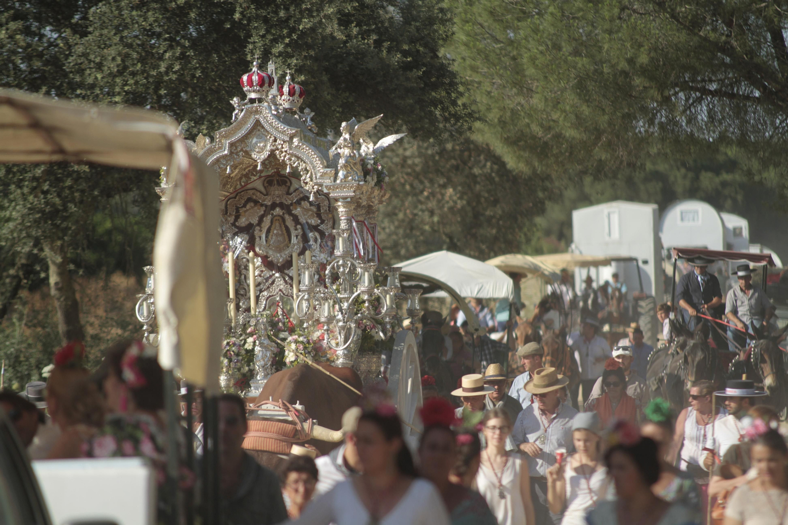 Imagen de archivo del paso de las hermandades por el río Quema