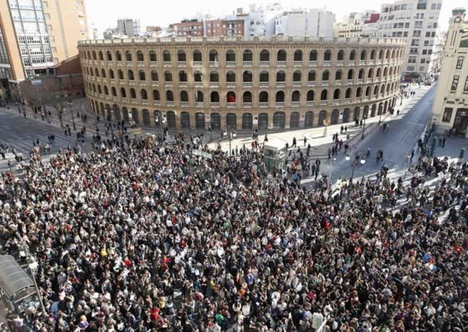 Miles de personas se manifiestan tras las duras cargas policiales.

Foto: efe/afp/reuters
