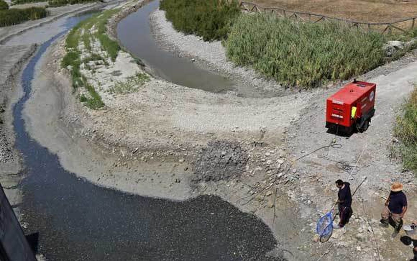 Varios operarios trabajando ayer en el lóbulo 1 de la Laguna de Torrox. /Miguel Ángel González