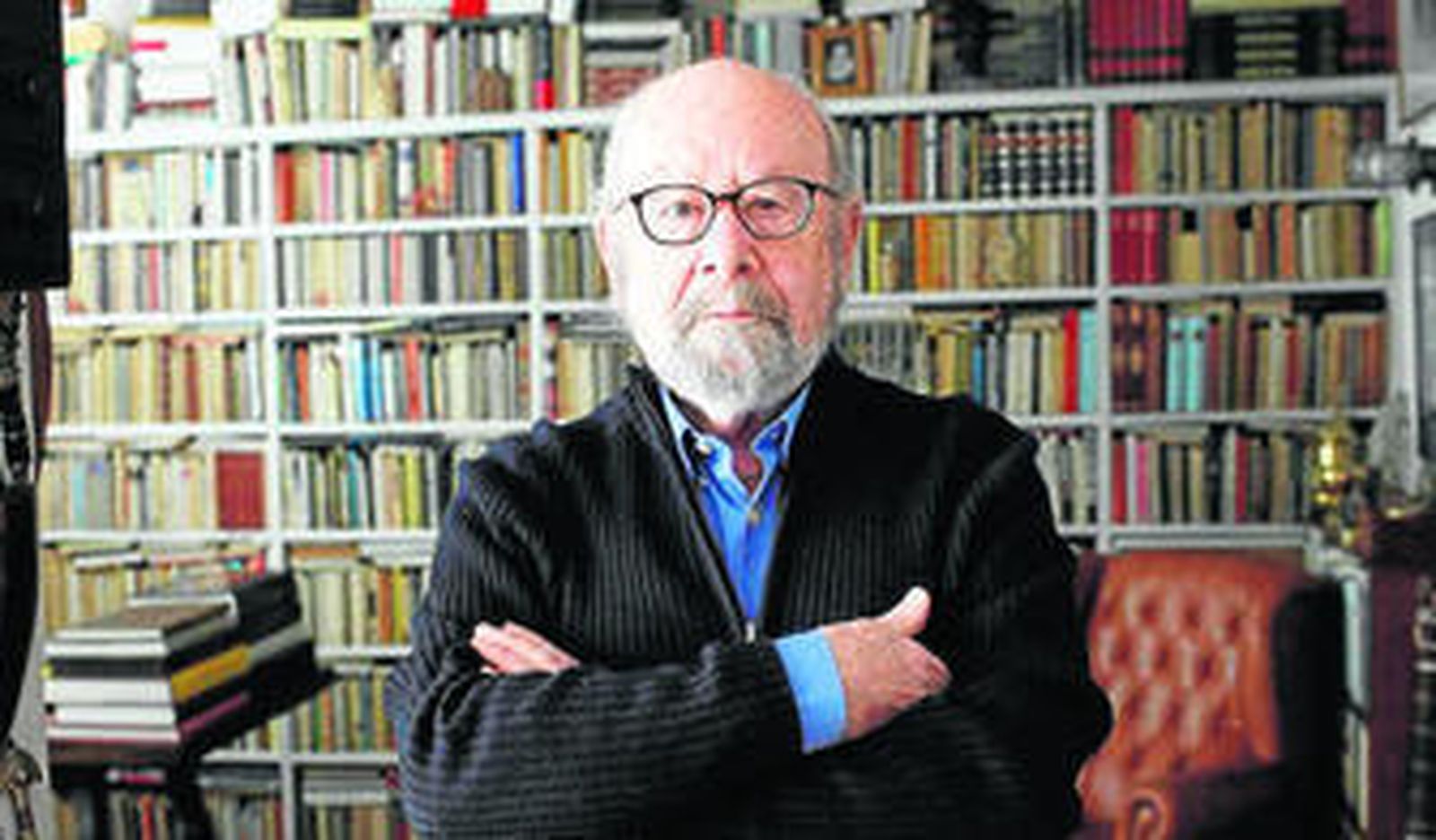 El escritor, en su biblioteca, tras conocer la noticia del Premio Cervantes. / JOSE RAMÓN LADRA