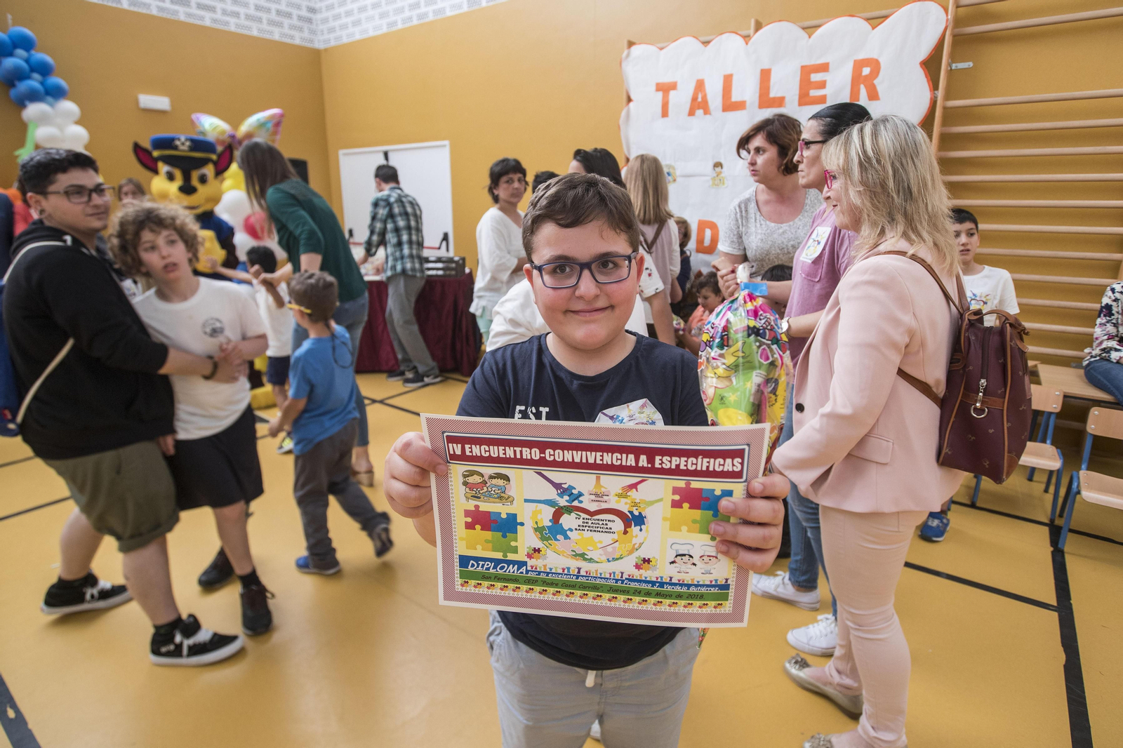 Uno de los alumnos enseña el diploma que le acaban de entregar tras las actividades.