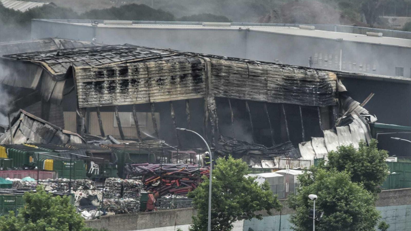 Los restos del incendio en las naves de Limpiasol, en Algeciras. Los restos del incendio en las naves de Limpiasol, en Algeciras.