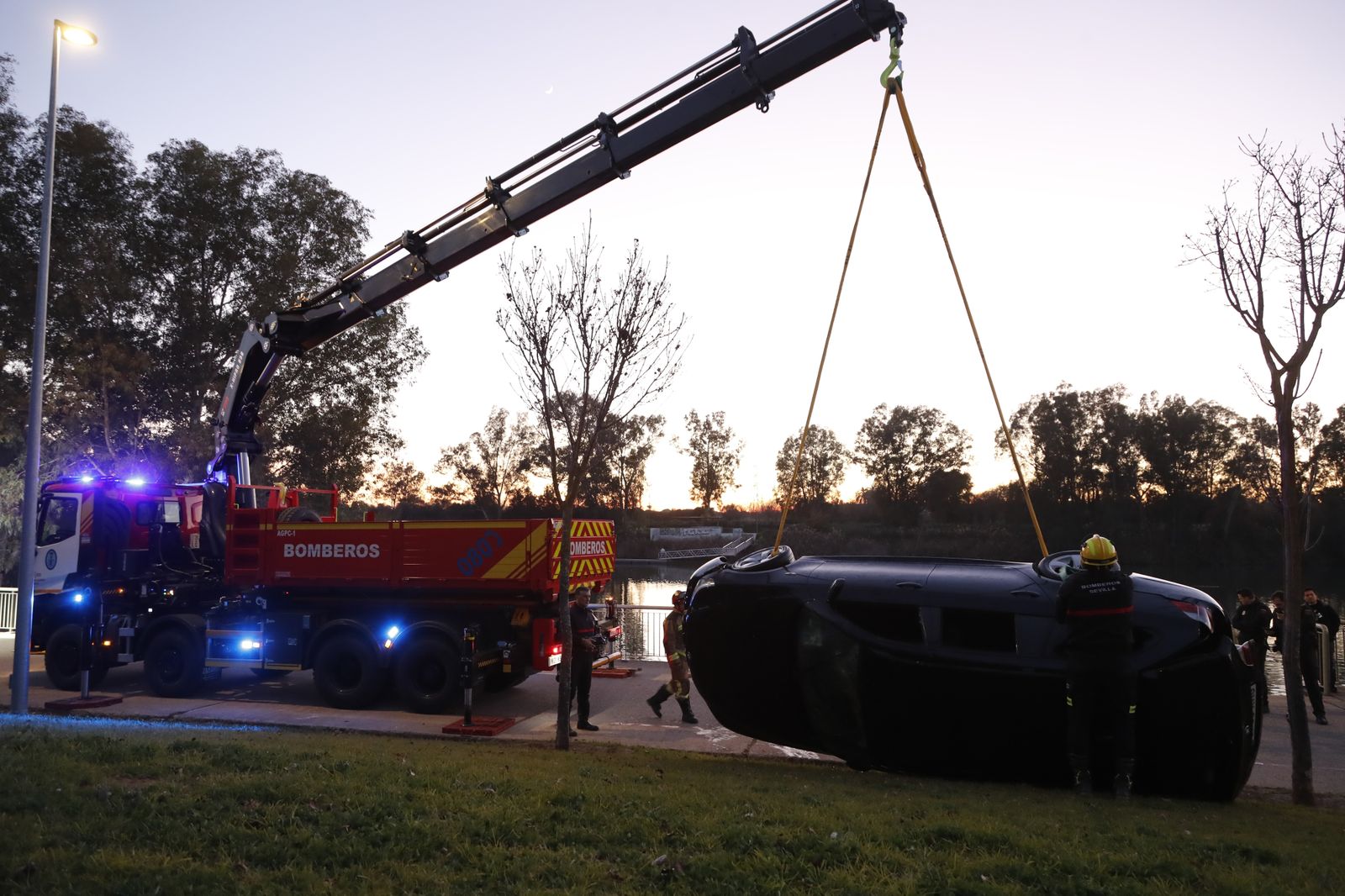 Las imágenes de la recuperación del coche del río