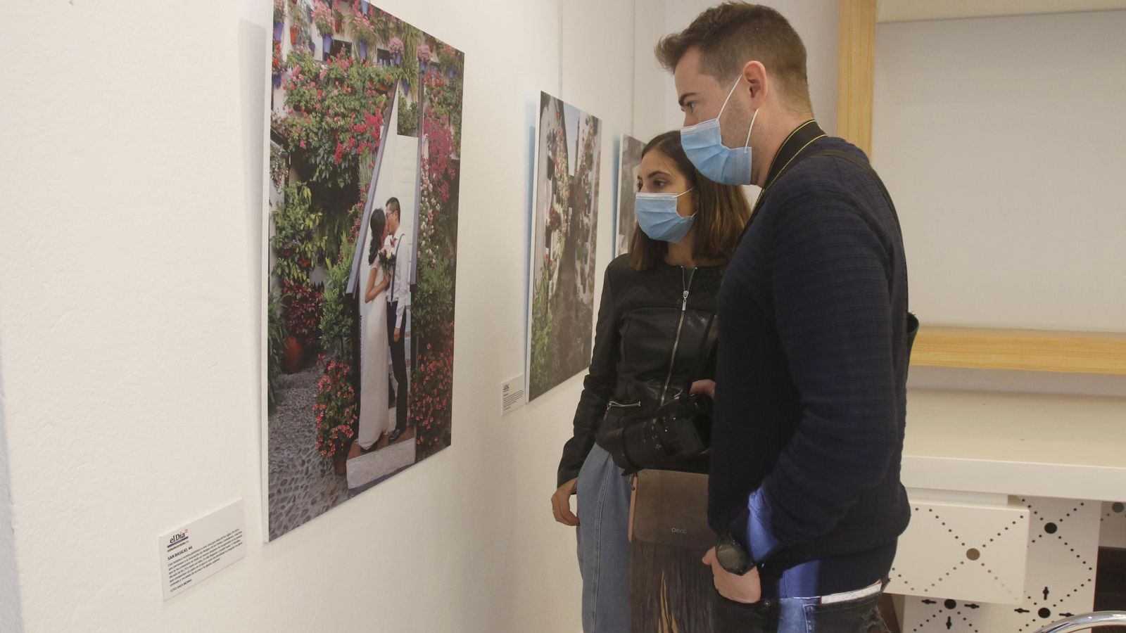 Una pareja visita la exposición fotográfica.