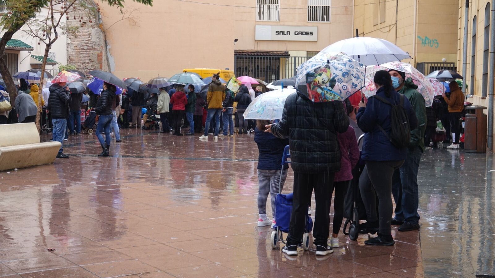 Cola frente al comedor social de los Ángeles Malagueños de la Noche, este viernes.