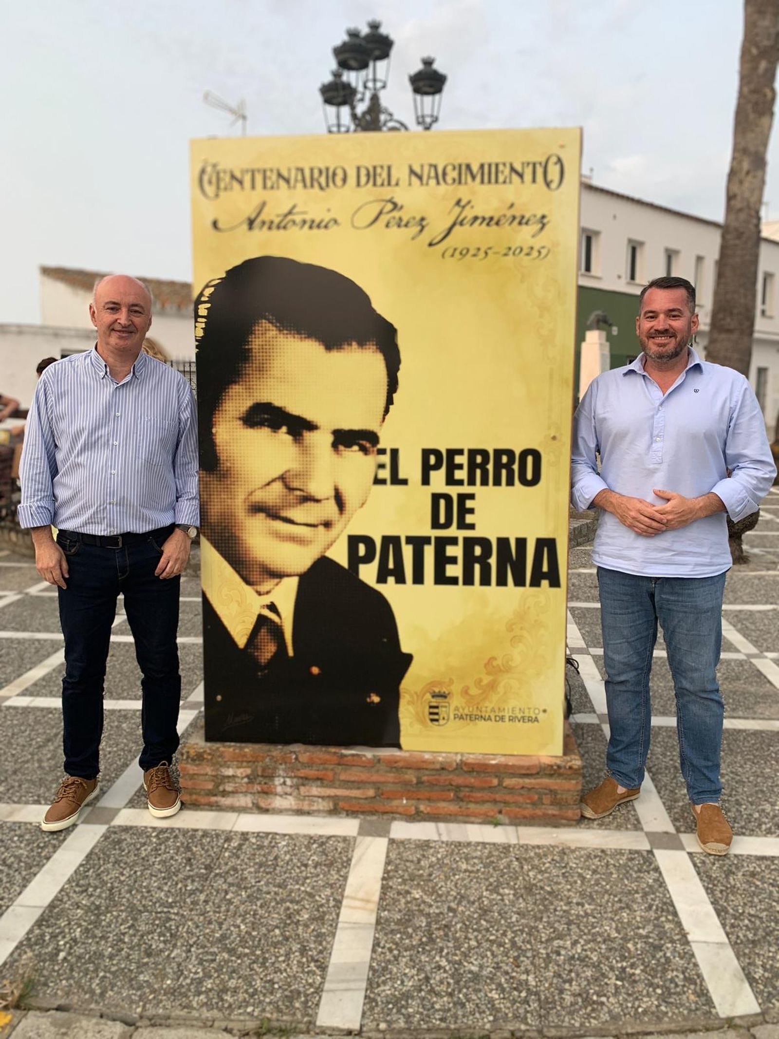 Fernando Gallo y el alcalde Andrés Clavijo, con la imagen del centenario de El Perro de Paterna.