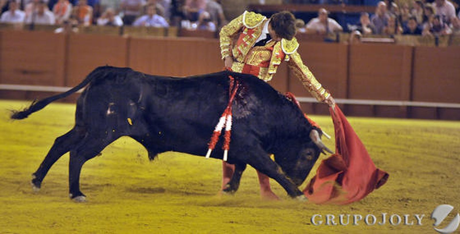 Serna, en plena faena con el quinto.

Fotos: Juan Carlos Vázquez