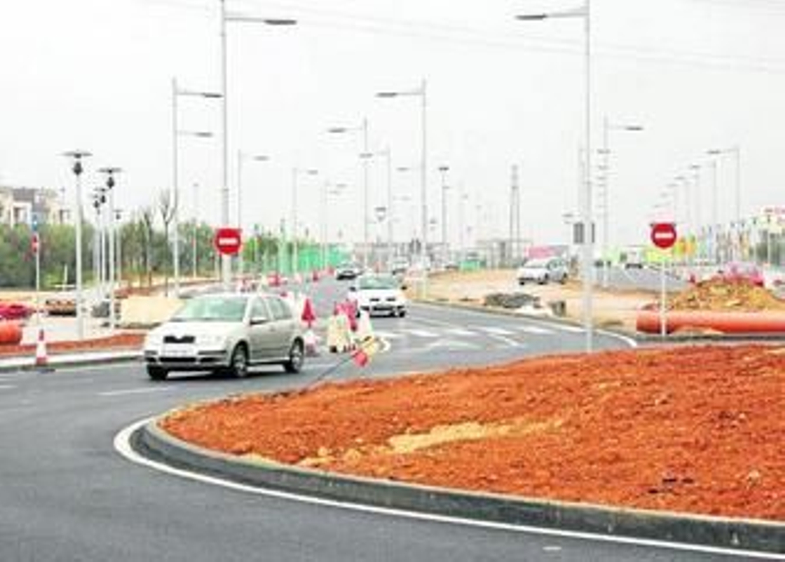 Carretera que une Mairena con Bormujos, por donde discurrirá el tranvía del Aljarafe.