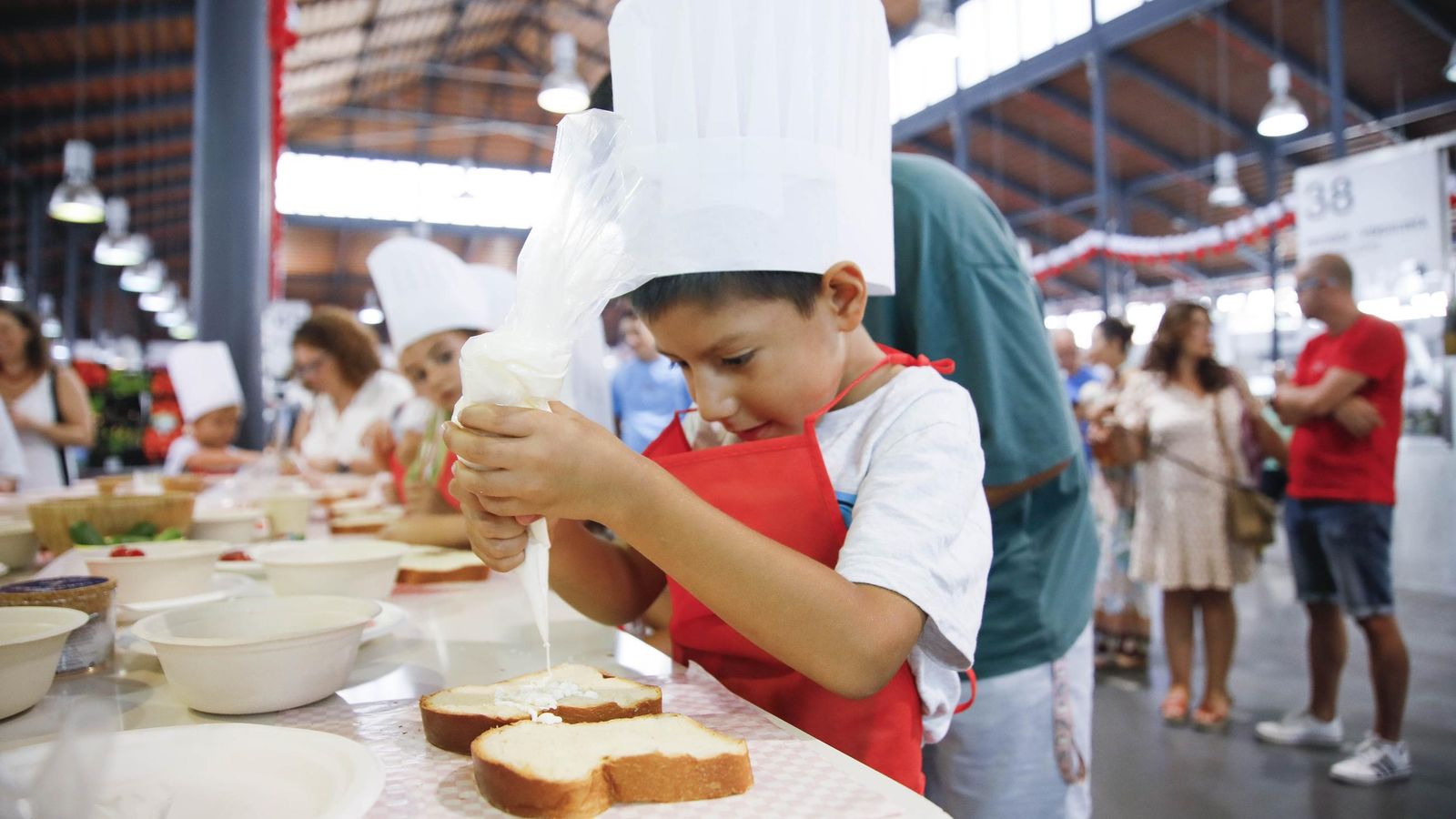 Las imágenes del taller infantil de cocina en el mercado de Almería