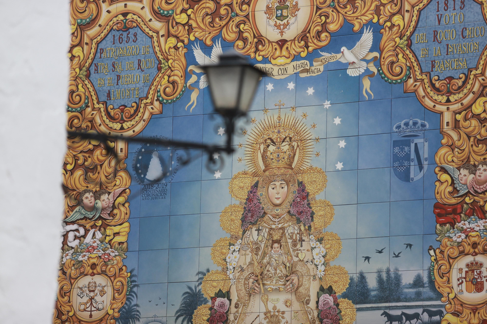 Imágenes de la jornada especial vivida en Almonte sin la procesión de la Virgen del Rocío