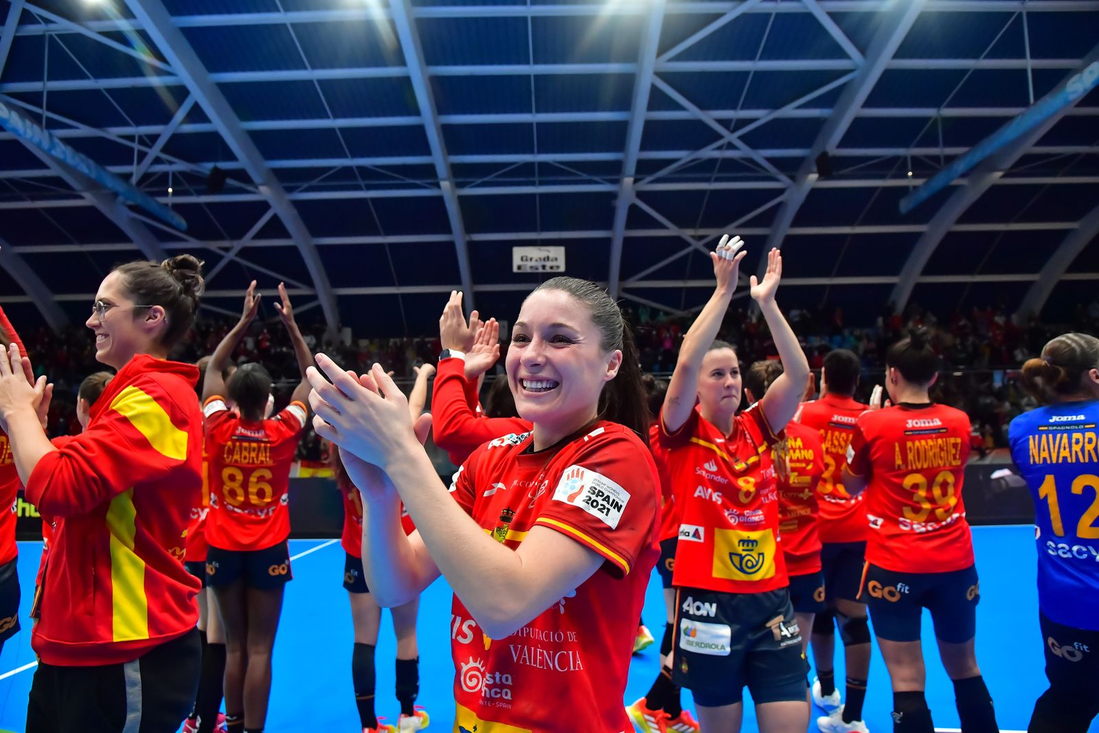 Sole López aplaude con una sonrisa tras una victoria de España.
