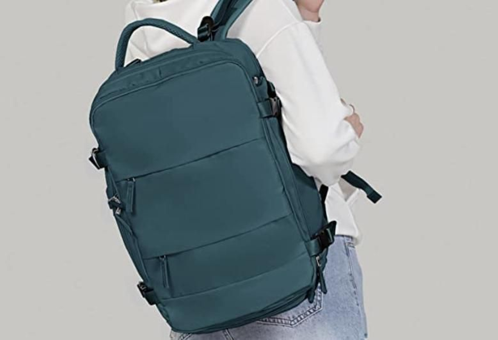 Lleva todo lo que necesites para tus rutas de senderismo en la mochila más vendida de Amazon