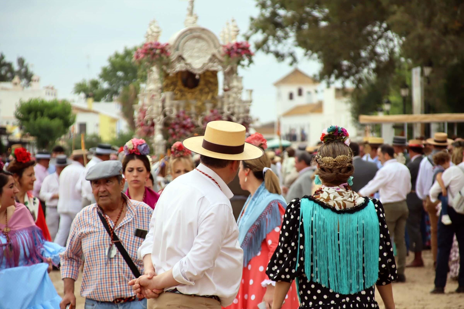 Gran afluencia de personas en la aldea almonteña.