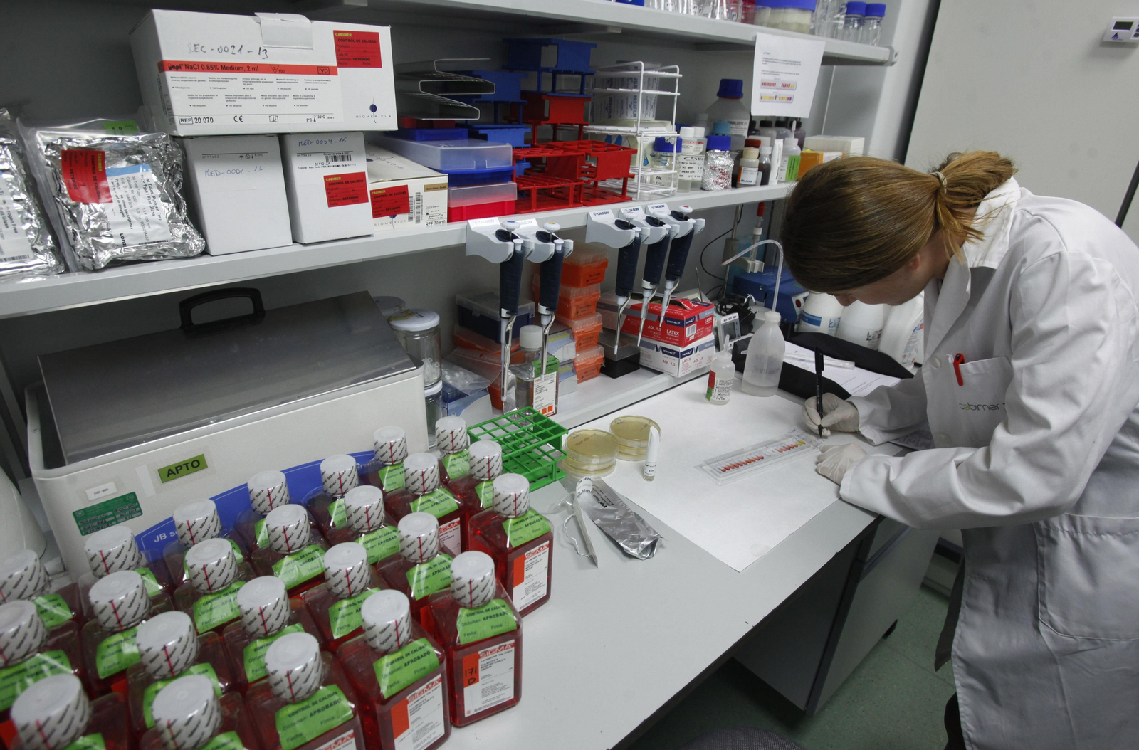 El científico Karim Hmadcha en el laboratorio de Cabimer.