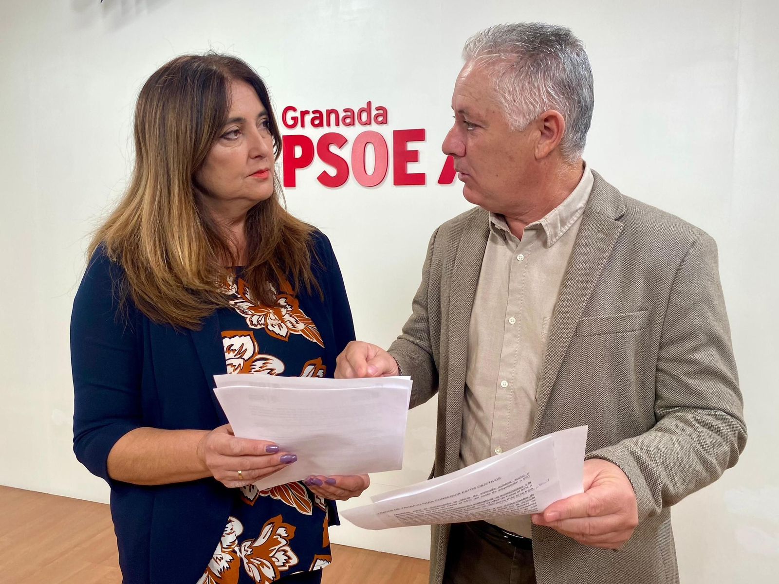 Los diputados del PSOE José María Villegas y Remedios Gámez
