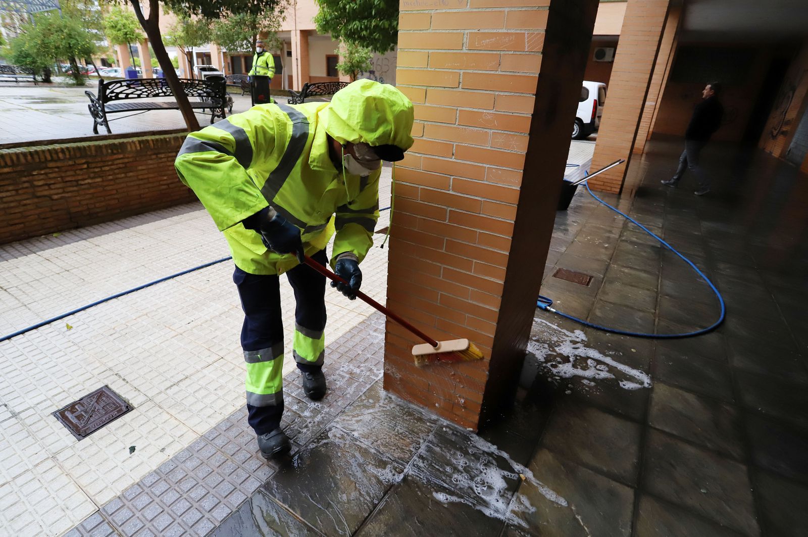 Imágenes del servicio especial de limpieza del Ayuntamiento de Huelva