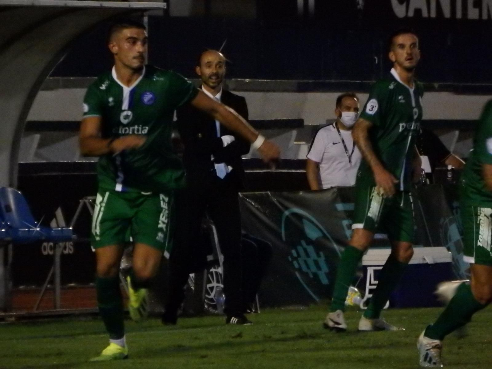 Dimas Carrasco sigue el partido ante el Xerez DFC desde el área técnica del Municipal de Marbella.