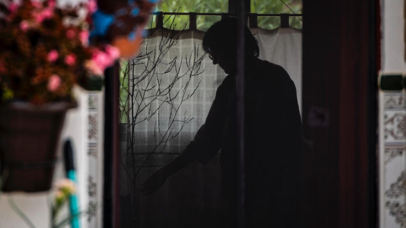 Beatriz, en su casa del poblado protegida por la mosquitera