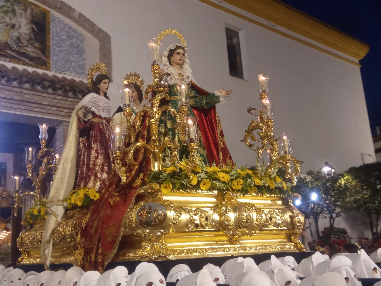 La patrona de la hostelería, Santa Marta, el Martes Santo en Marbella, en imágenes