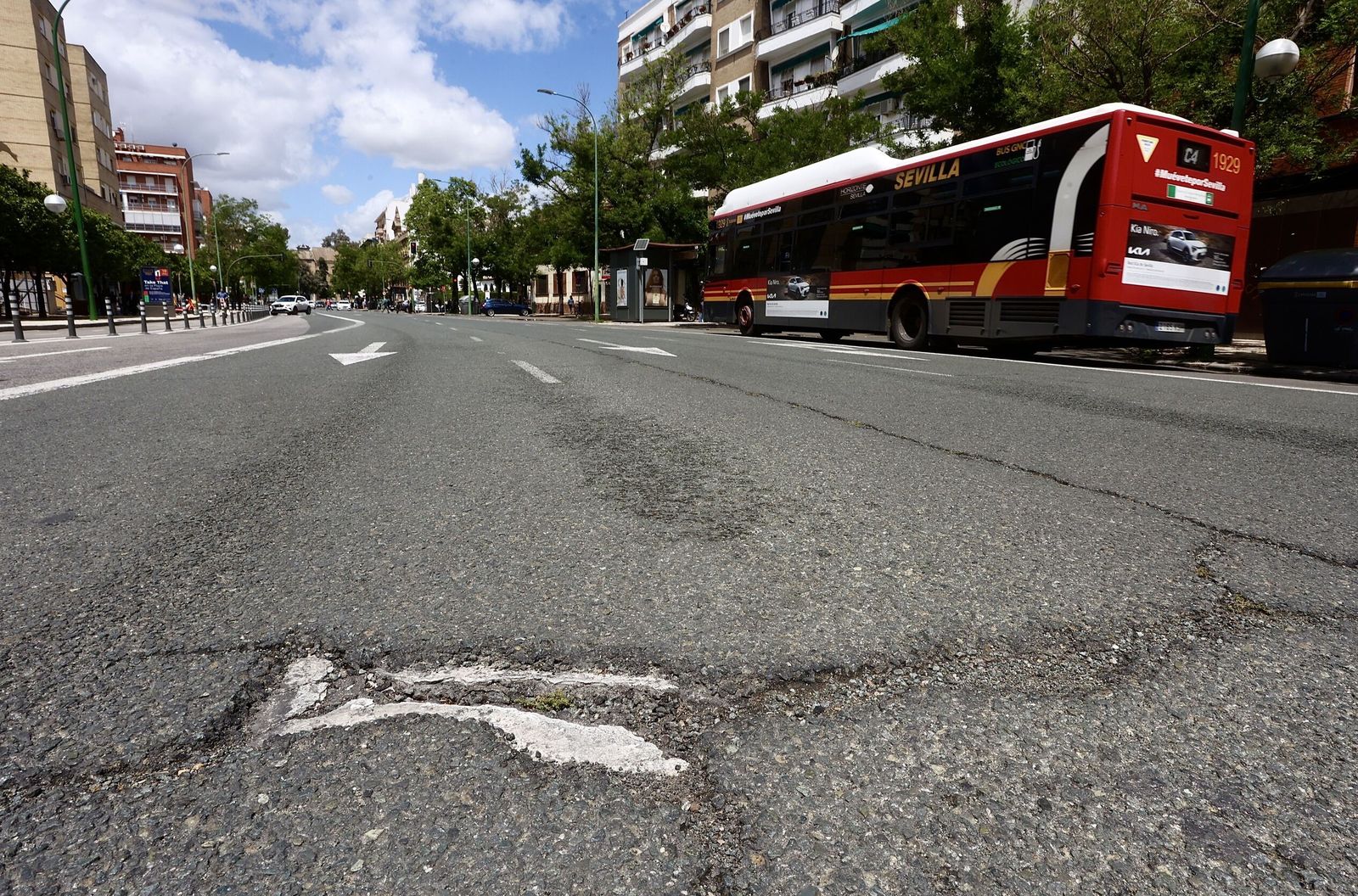 Imagen de un bache en la Ronda de Capuchinos de Sevilla.