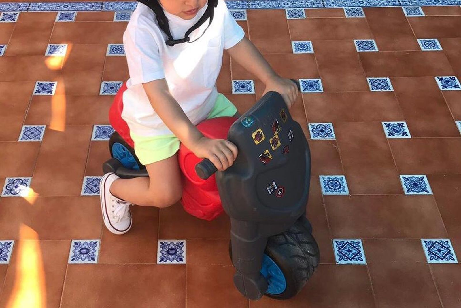 Un niño en una moto de juguete