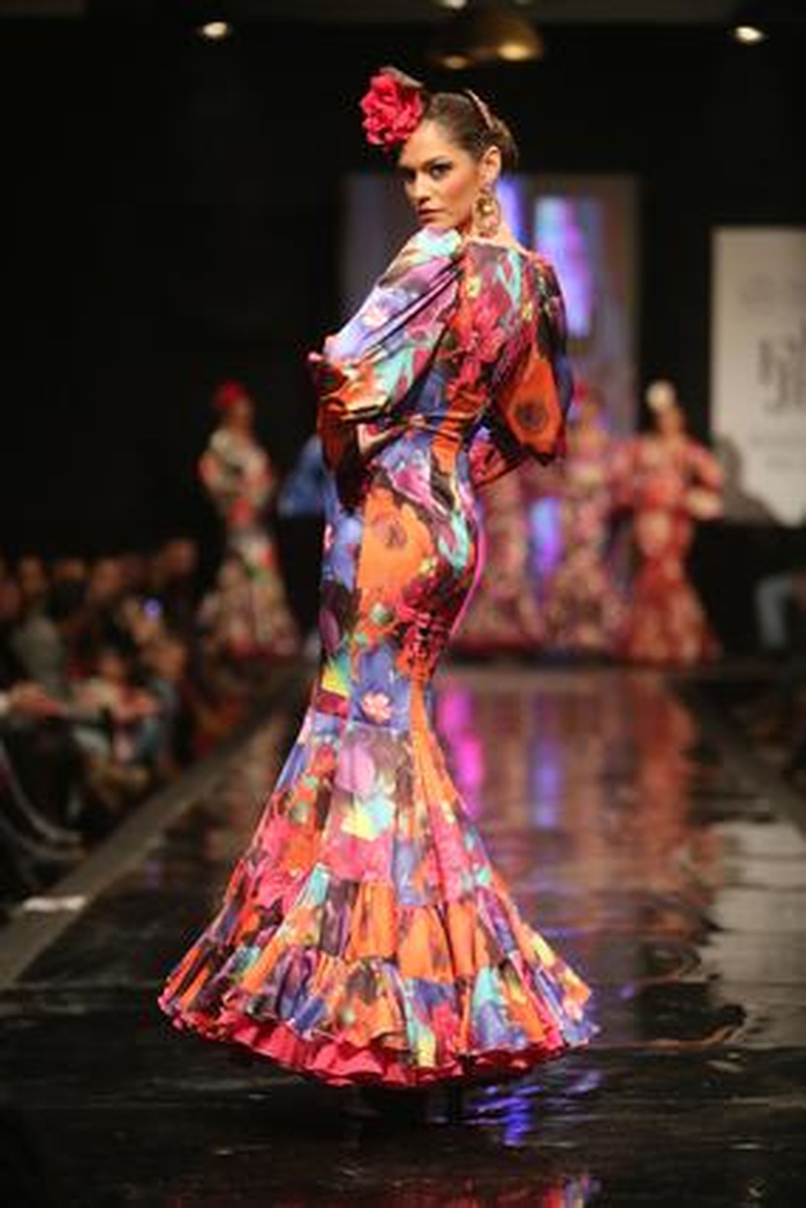 En la colección 'Va por ti', Pilar Rubio apuesta por los tonos verdes y cardenales, líneas muy limpias, mucho vuelo y pocos adornos.

Foto: Juan Carlos Corchado