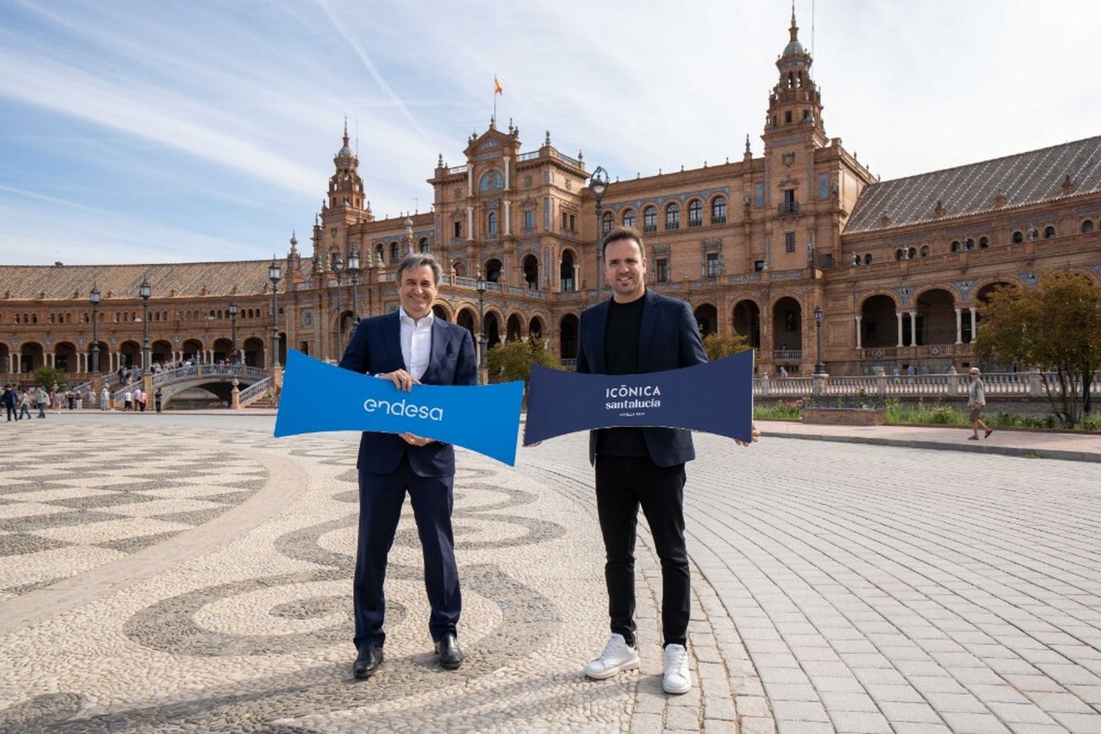 De izquierda a derecha: Rafael Sánchez Durán, director general de Endesa en Andalucía, Extremadura, Ceuta y Melilla y Javier Esteban, creador del Icónica Fest.