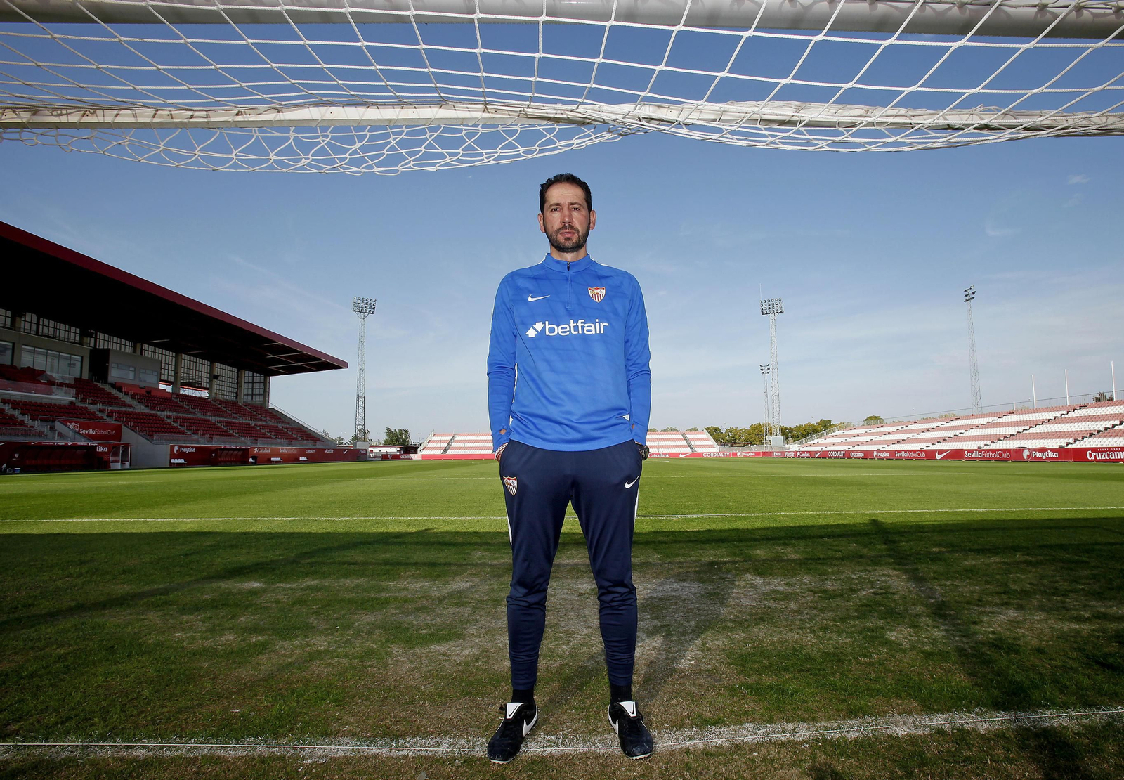 Pablo Machín, bajo las mallas de una portería.