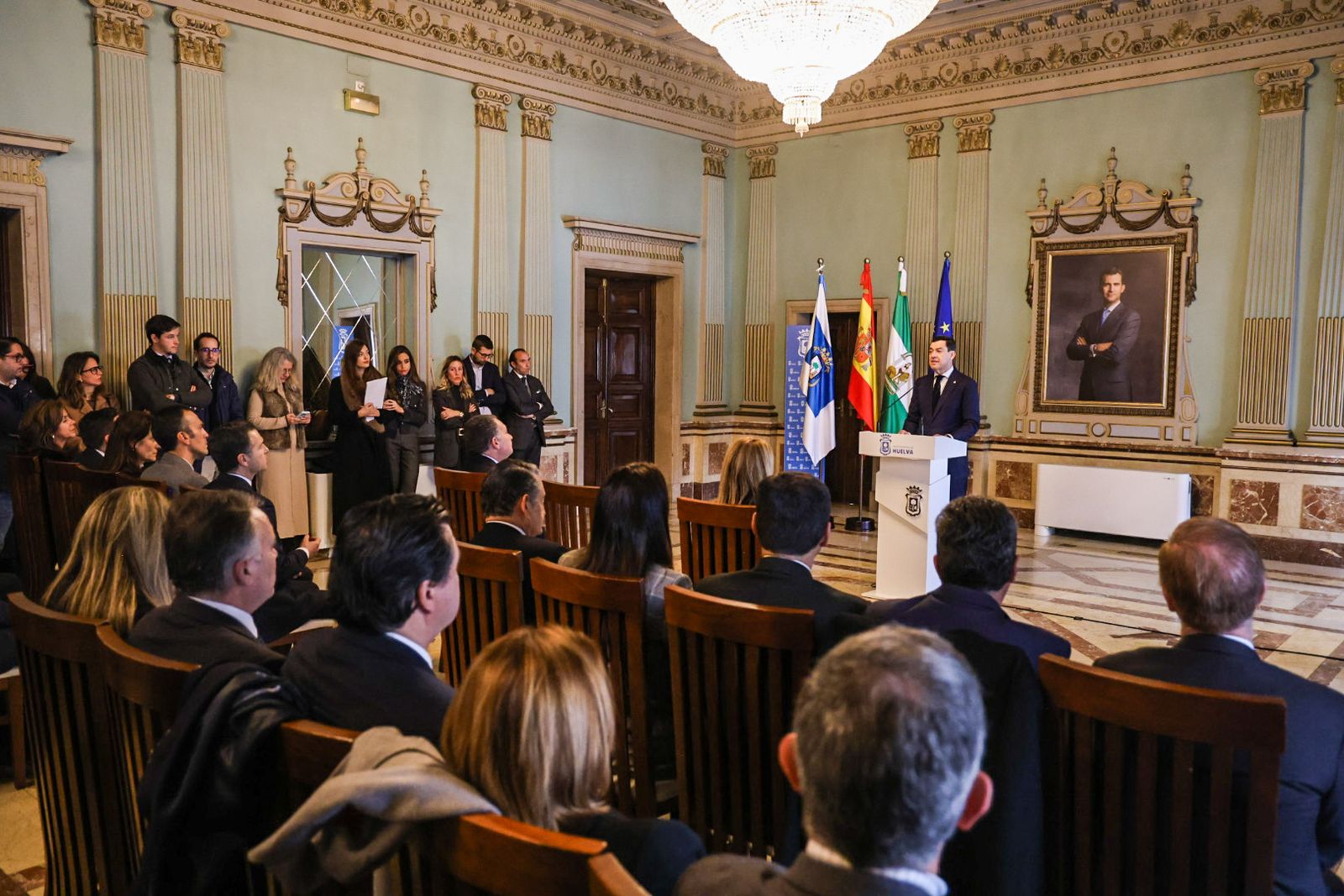 Fotografías del acto de declaración institucional en apoyo a las víctimas del accidente ferroviario de Adamuz y sus familias