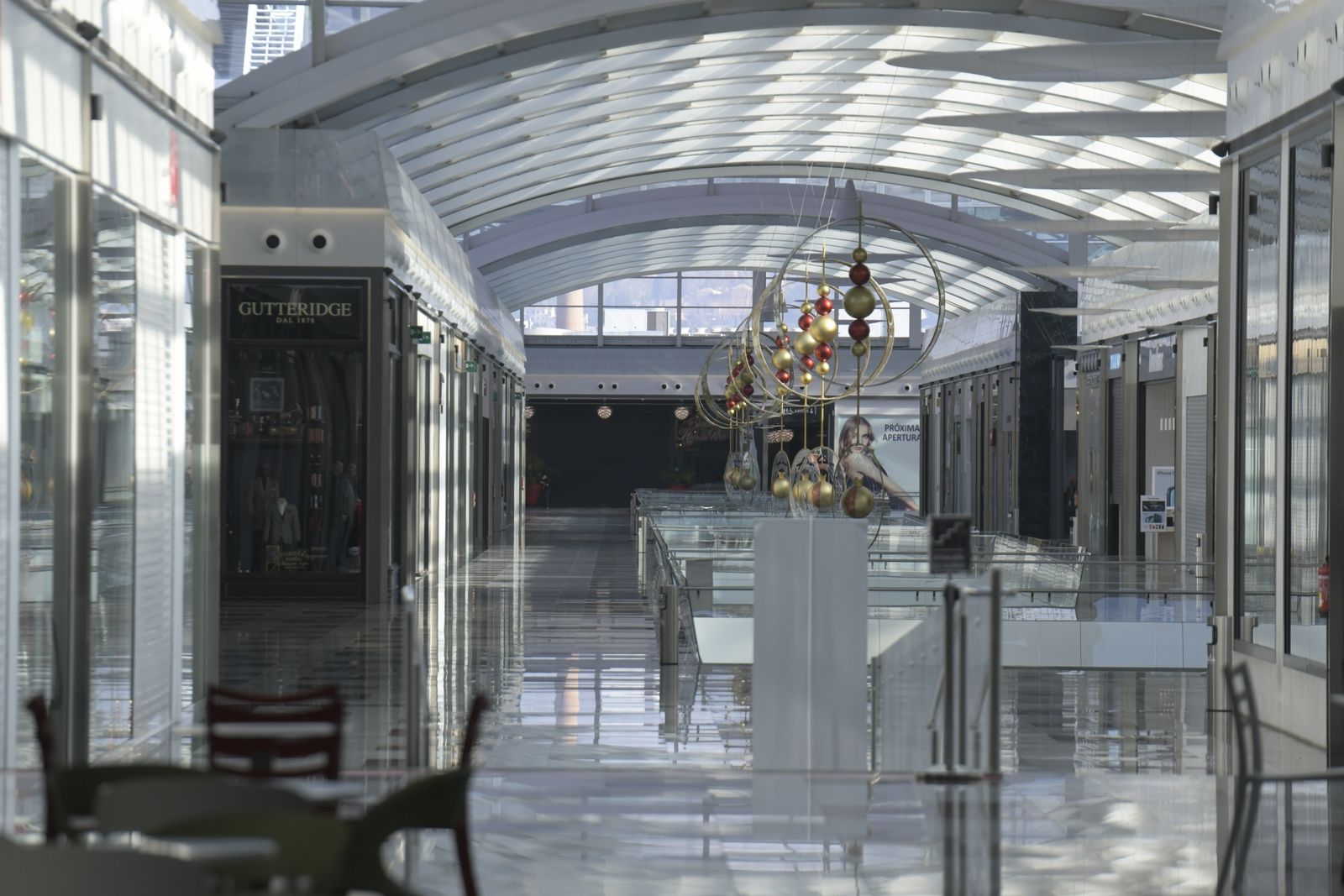 Fotos: El centro comercial Nevada mantiene un hálito de vida el primer día del cierre de comercios