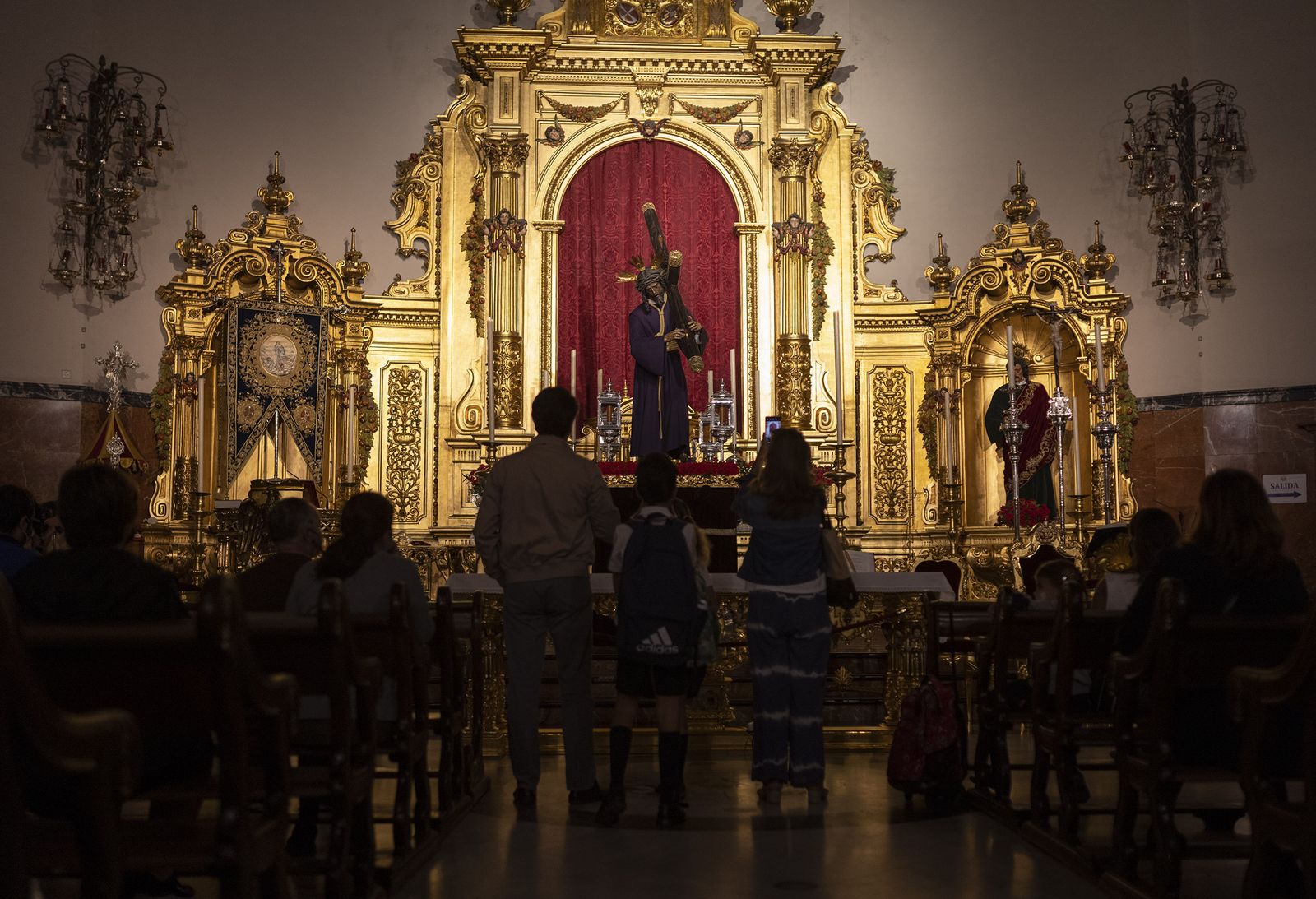 El Señor en sus andas preparado para la salida.
