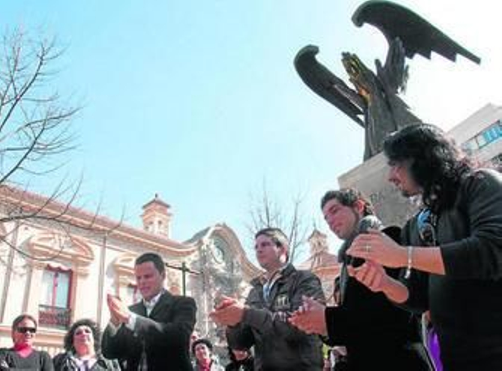 Uno de los actos convocados en Bibataubín para pedir la retirada del símbolo franquista.
