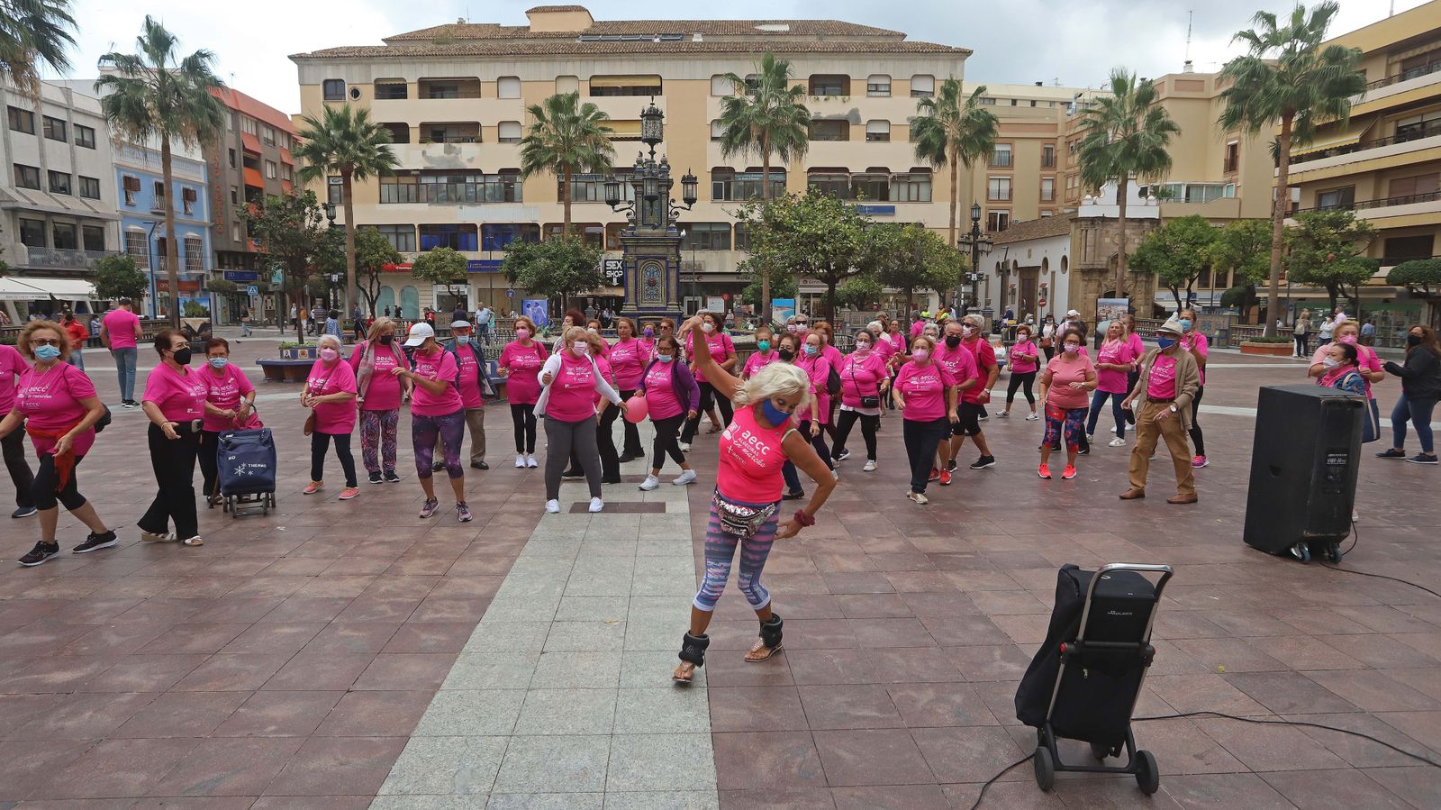 Fotos de la celebración del Día Mundial Contra el Cáncer de Mama en Algeciras