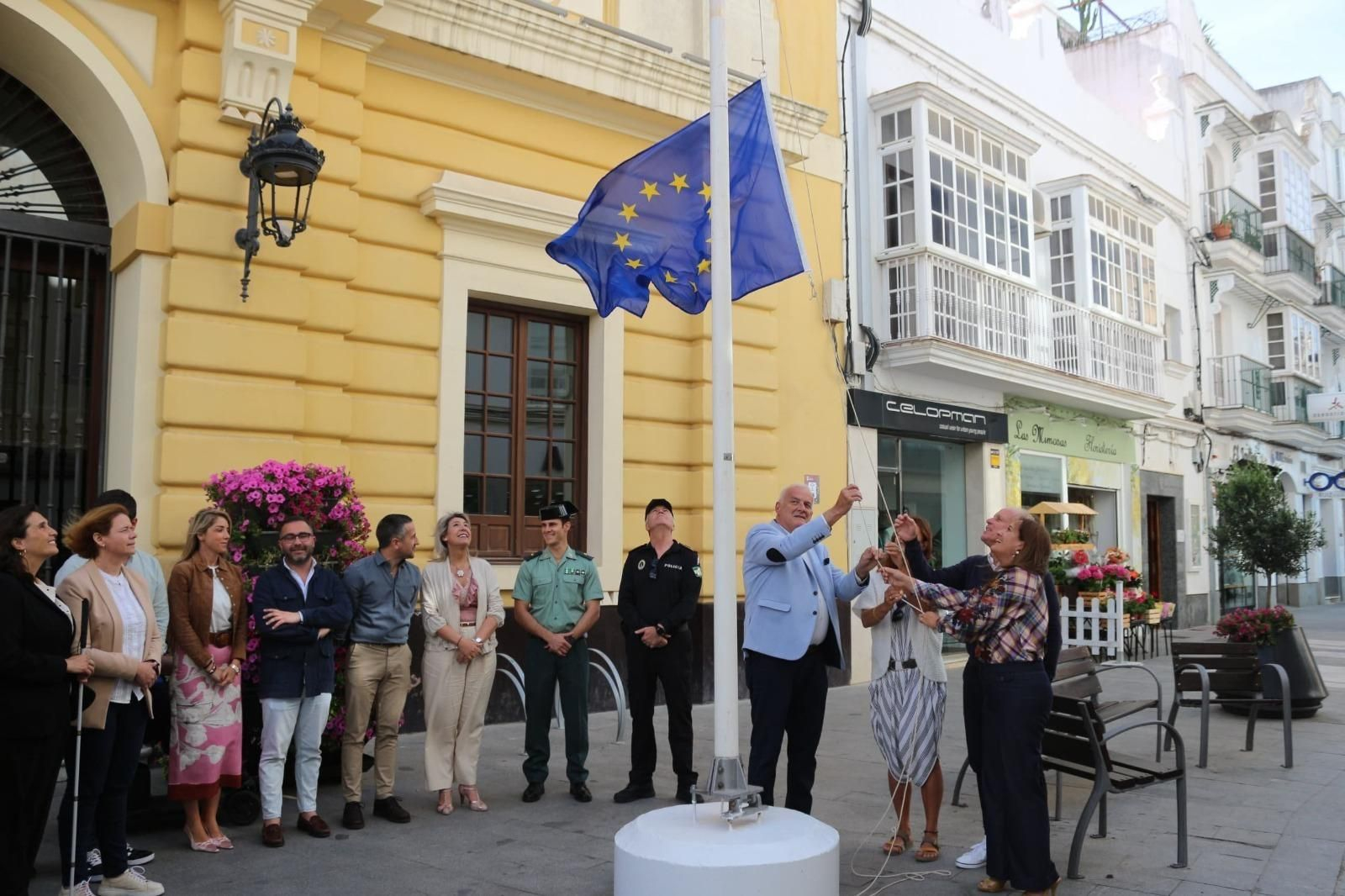 Ana González presidiendo el izado de la bandera de Europa en la puerta del Ayuntamiento de Chiclana.