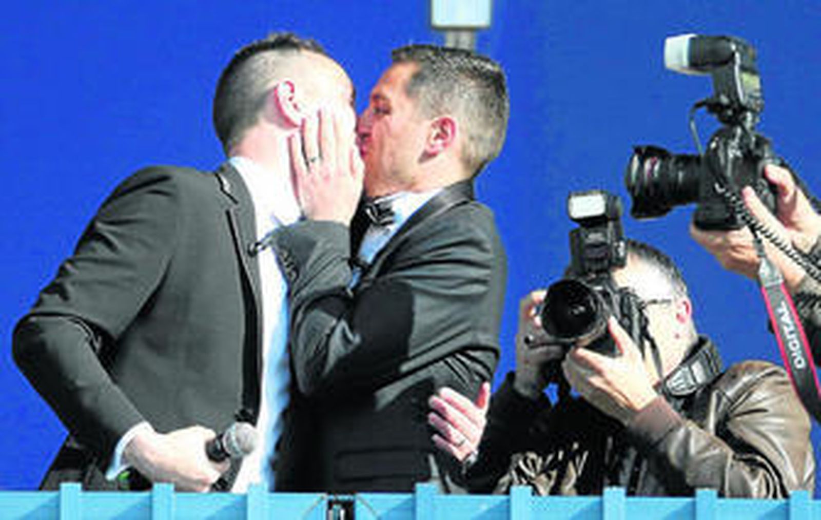 Vincent Autin y Bruno Boileau se besan ante los fotógrafos y una multitud de personas tras contraer matrimonio, ayer, en Montpellier.