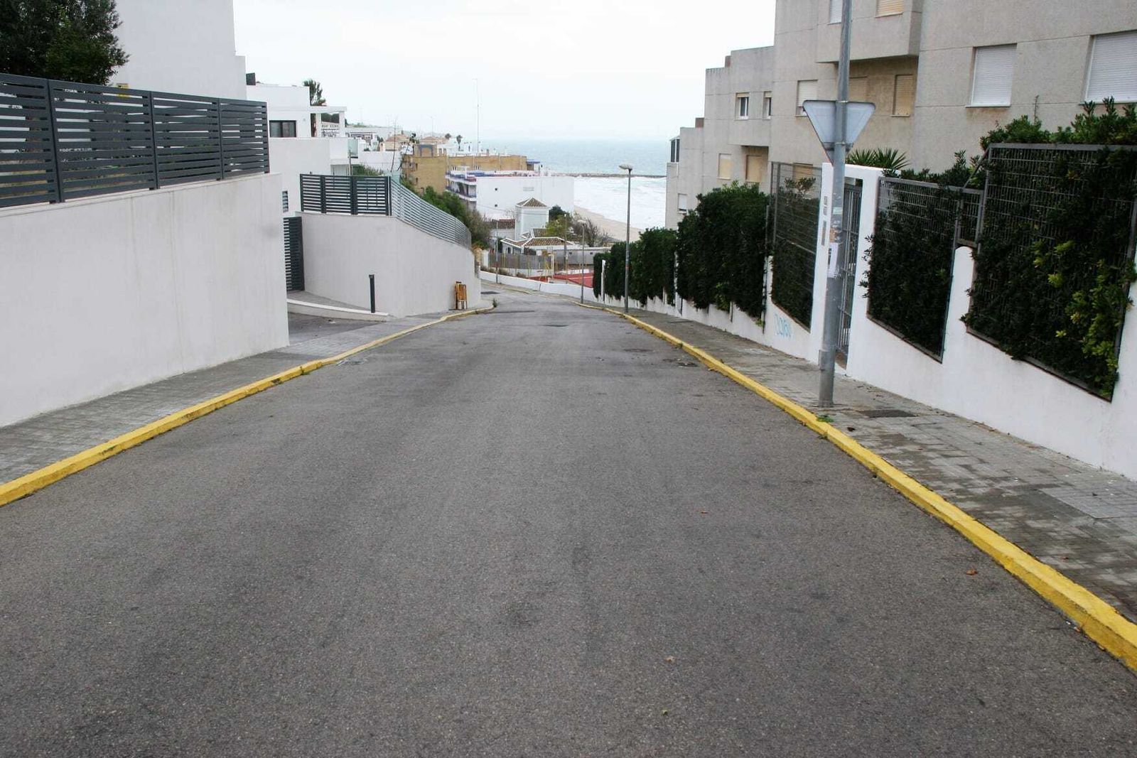 La calle Mora, en una imagen tomada desde su intersección con la avenida del Parador.