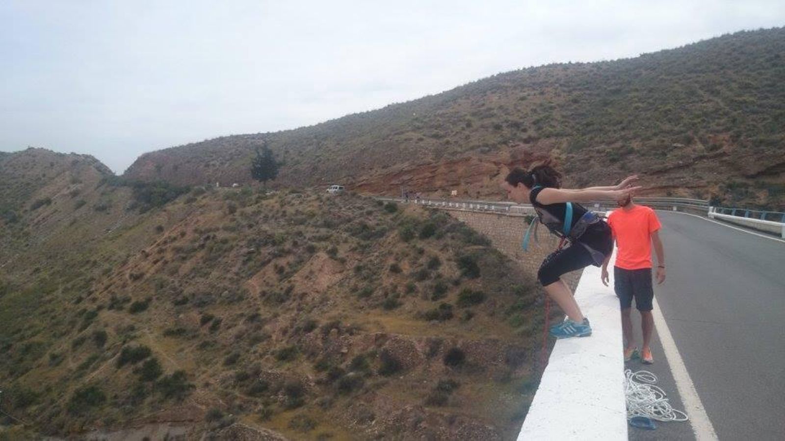 Una chica, a punto de lanzarse desde un puente en Gádor