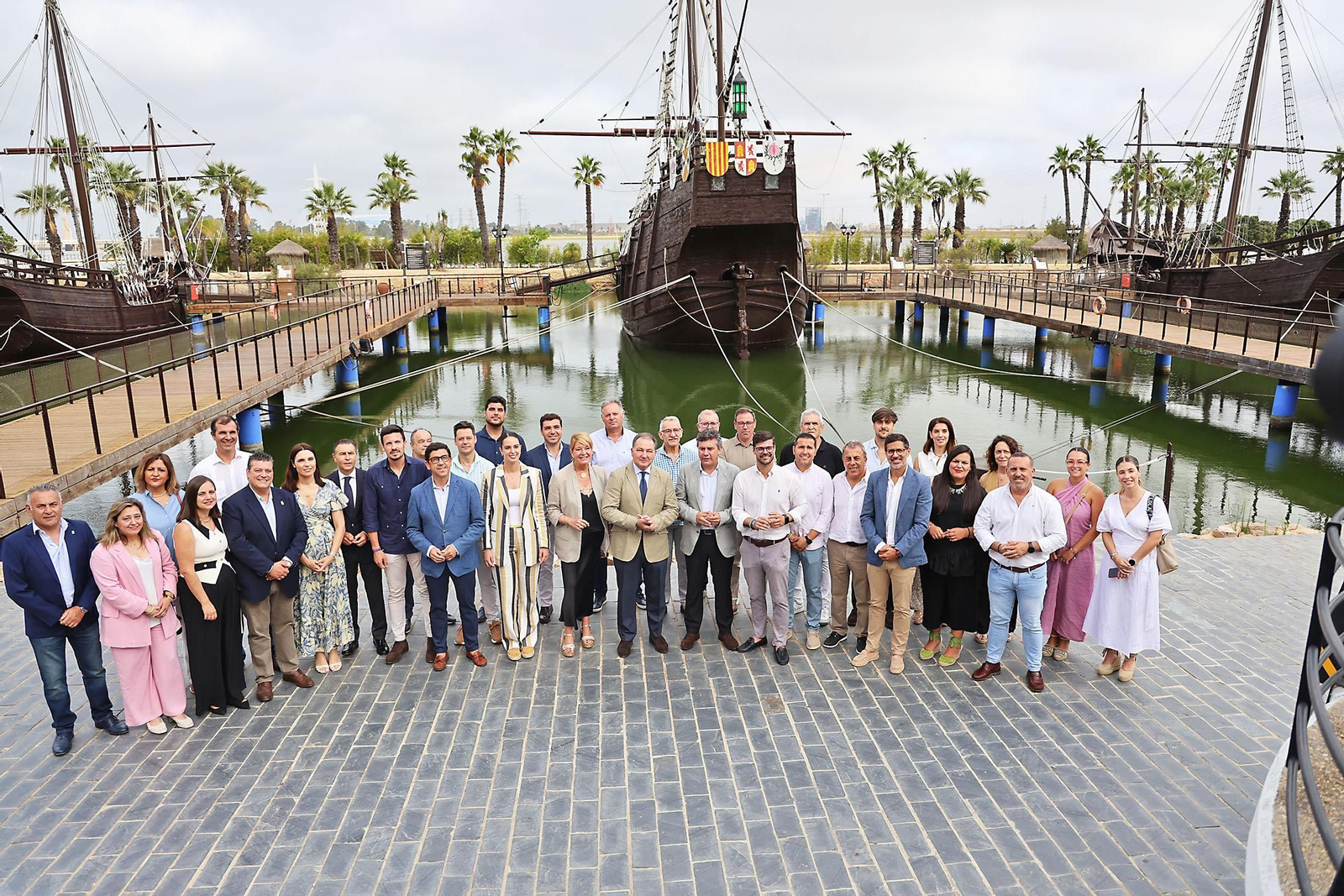 Imágenes de la firma con alcaldes de 34 municipios los convenios del programa 'Tu Diputación Invierte'