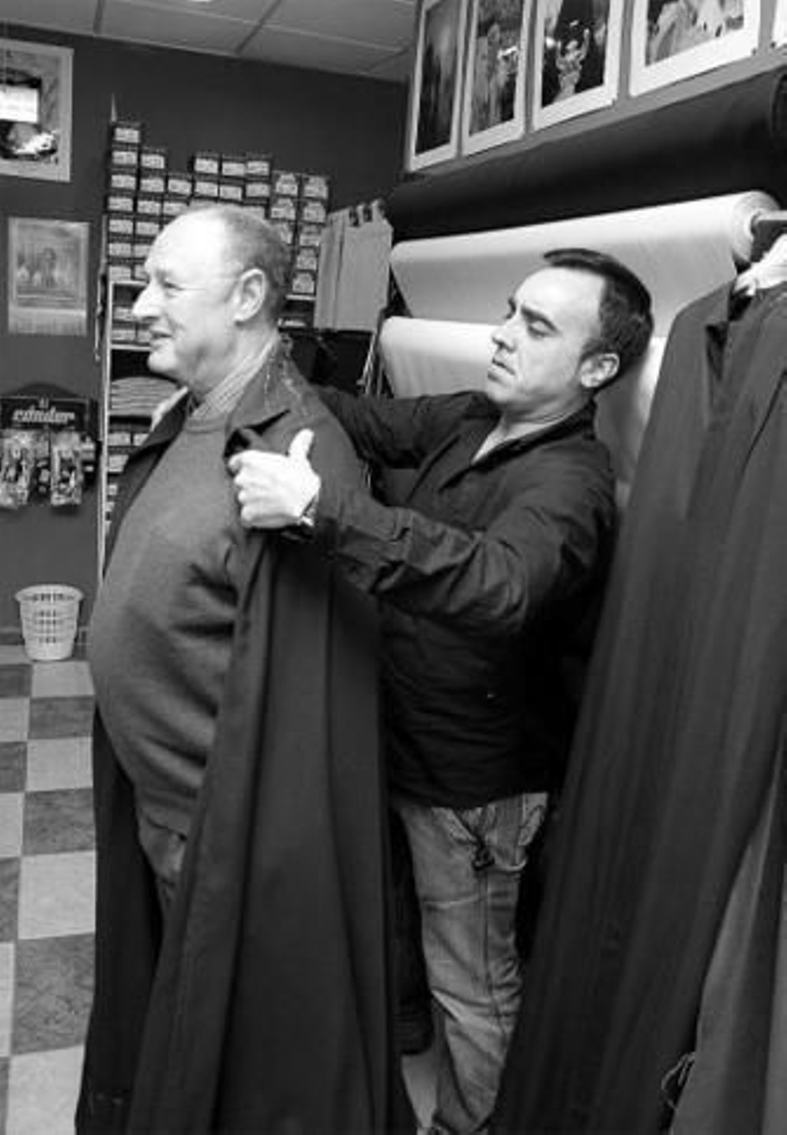 "Vestir la túnica de penitente cuesta de 90 a 200 euros"