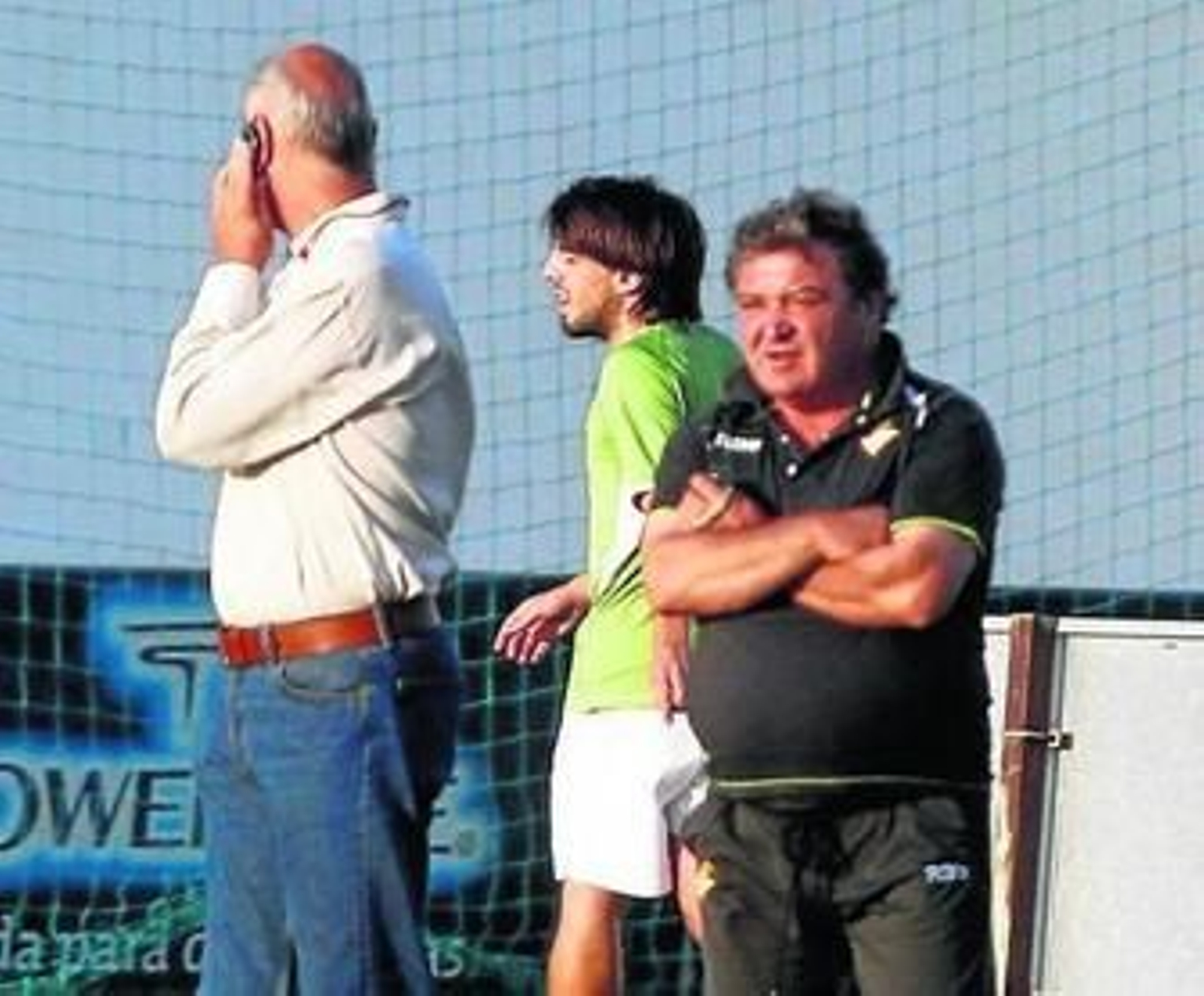 Beñat se marcha de la sesión ante la mirada de Tomás Calero.