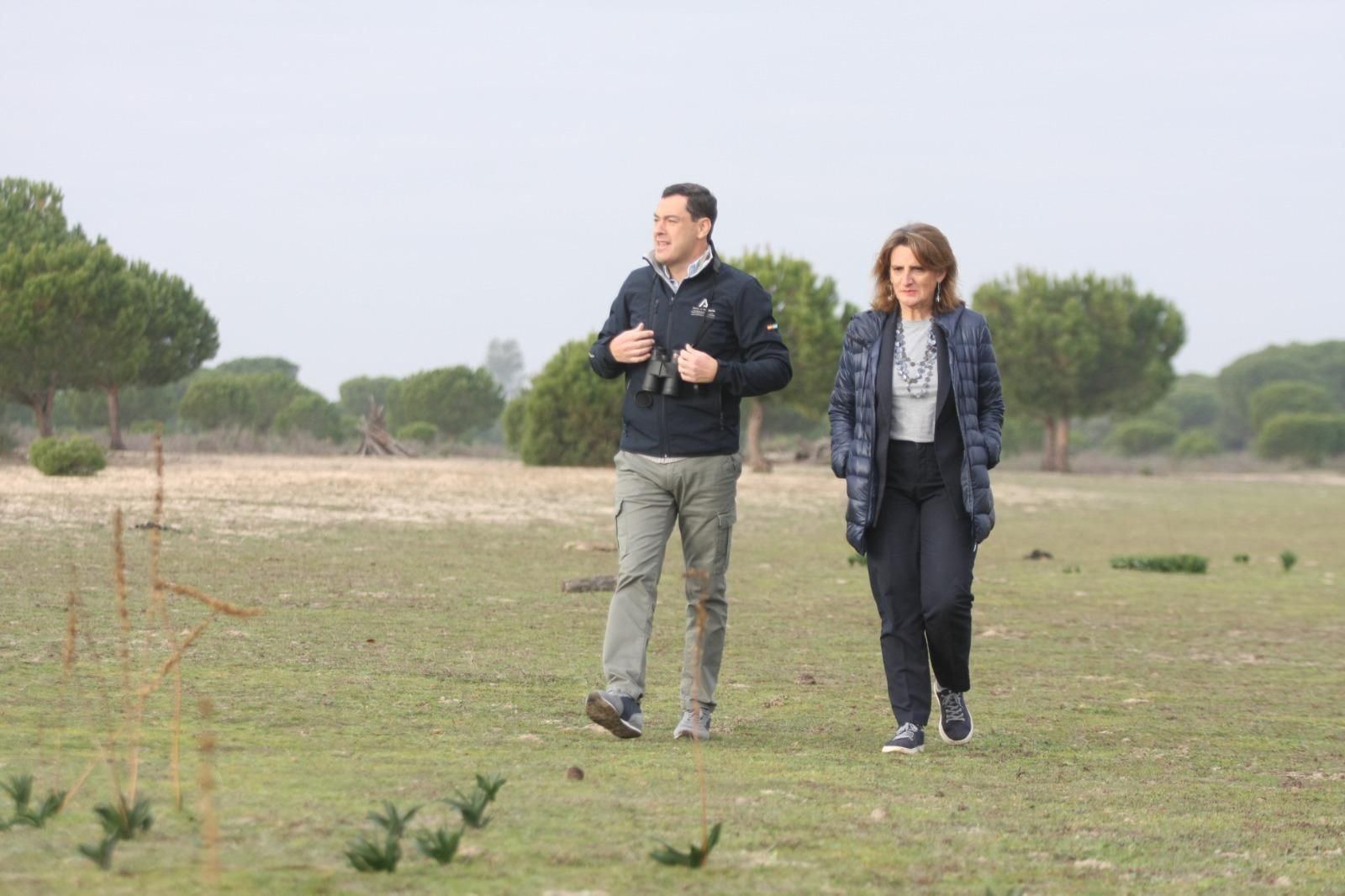Juanma Moreno y Teresa Ribera, en su visita a Doñana, este lunes.