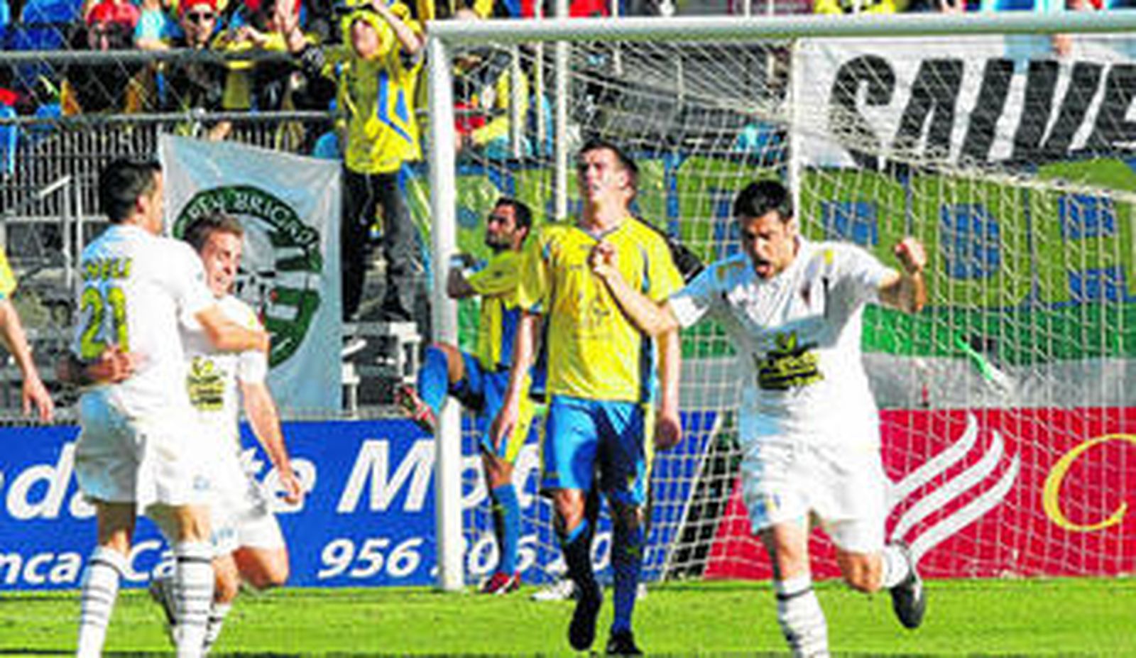 Los jugadores del San Roque de Lepe celebran uno de sus goles en el Ramón de Carranza de la temporada 2010/2011 ante la impotencia de José Miguel Caballero y Cifuentes.